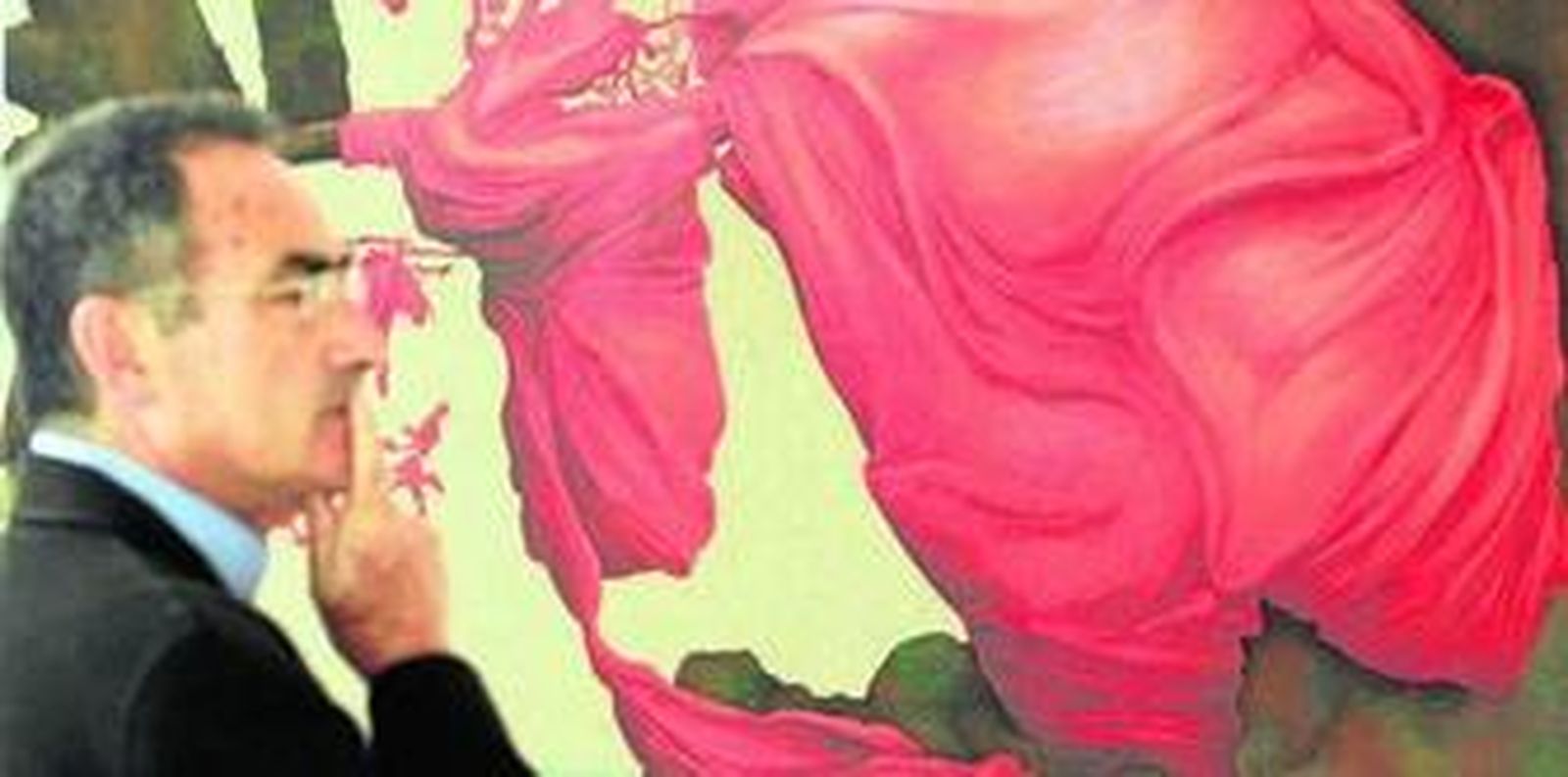 Viñas posa ante una de las piezas de Zurita, que estuvo en mayo en la sala.