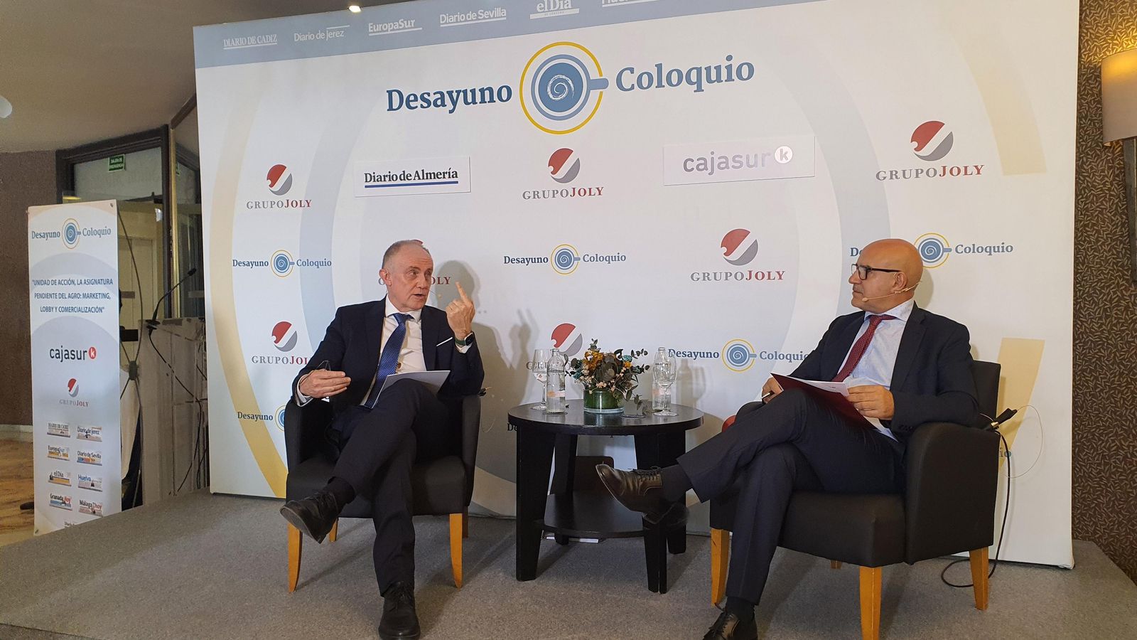 Enrique de lo Ríos, director general de Unica Group, y Antonio Lao, director de Diario de Almería, durante  coloquio.