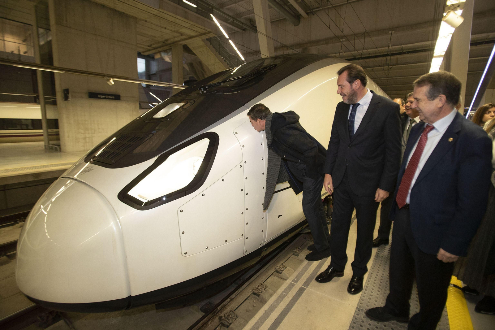 El ministro de Transportes Óscar Puente, junto a uno de los futuro trenes S-106 de Renfe