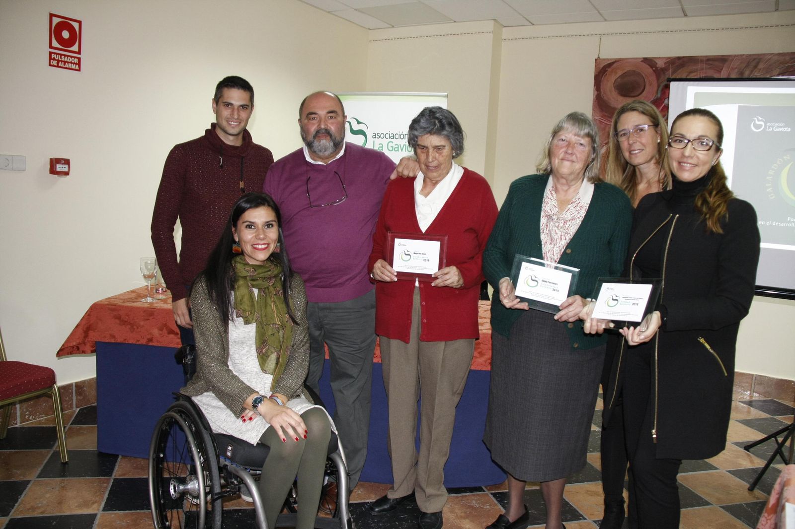 Las hermanas Adelaida y Milagros Pérez Navarro, con la gerente del CCA, el concejal y miembros de La Gaviota.