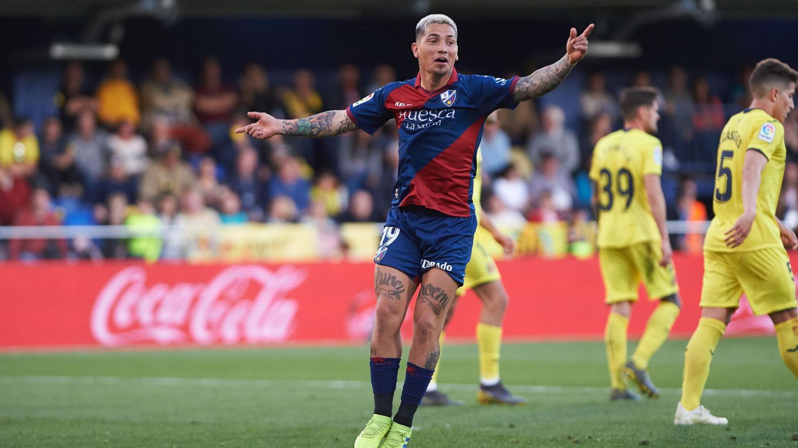 Chimy Ávila en un partido con la camiseta del Huesca, próximo rival del Betis