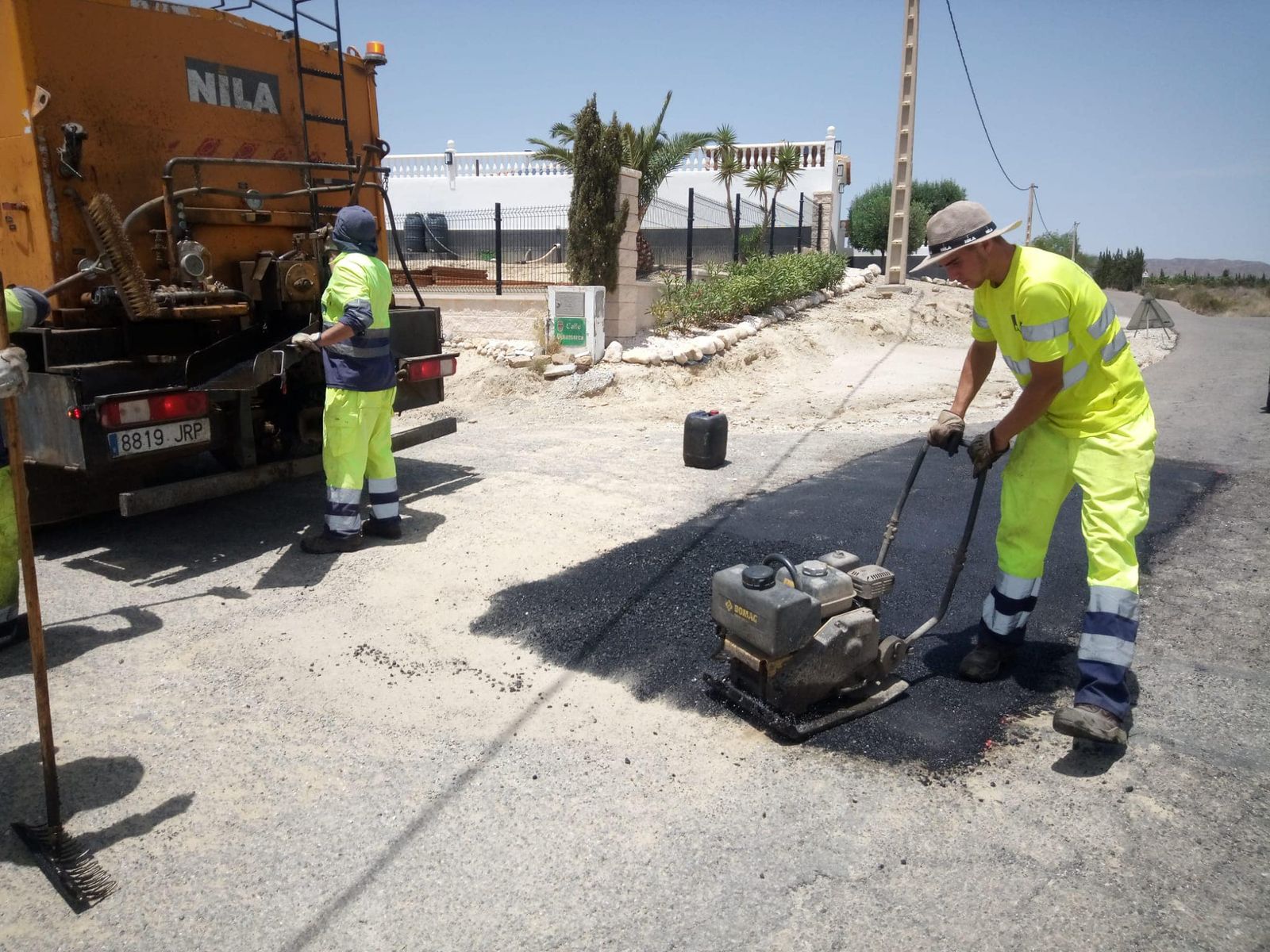 Operarios trabajando en el parcheado de carreteras en Zurgena