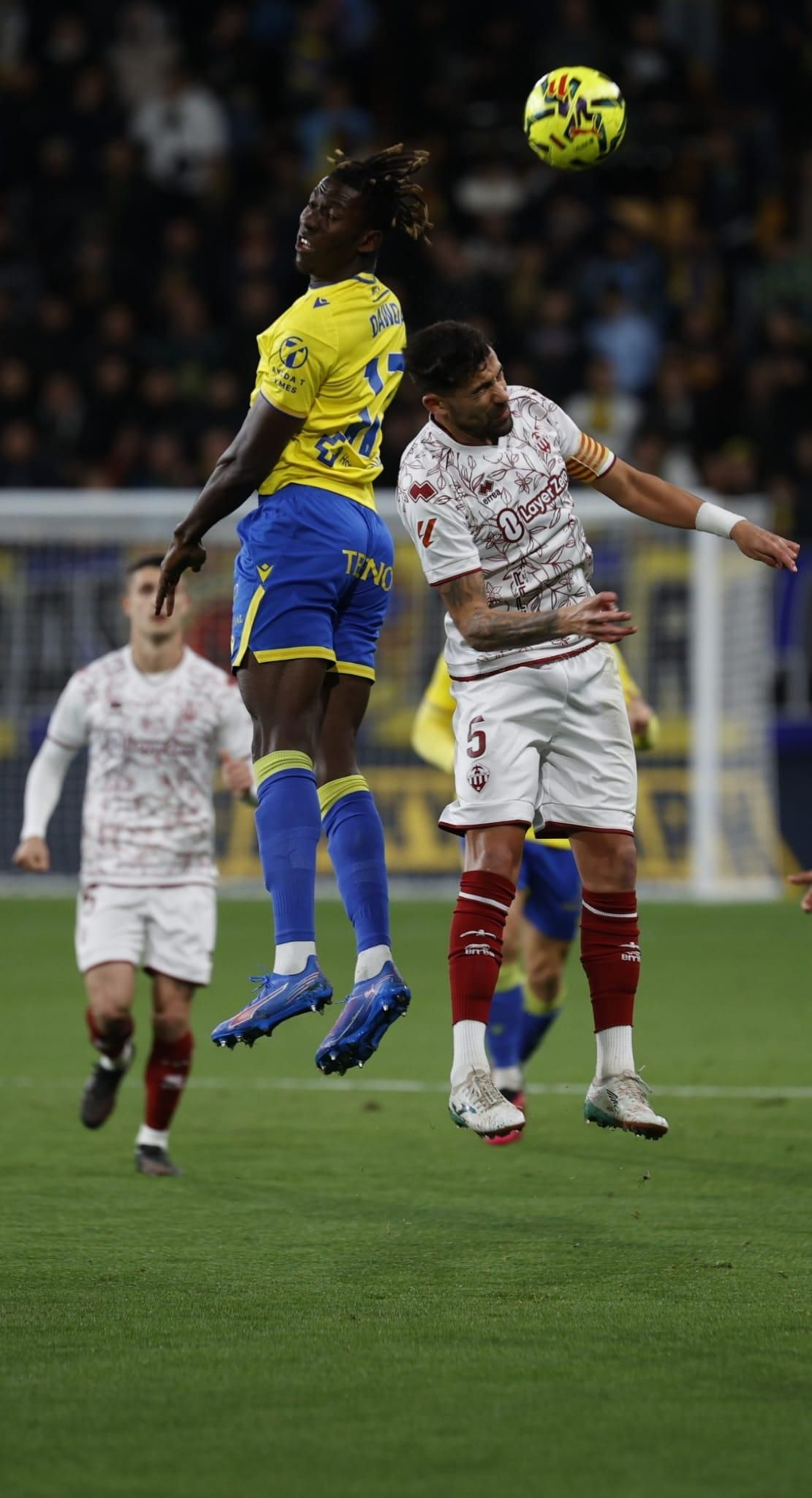 Dawda Camara cabecea un balón aéreo.