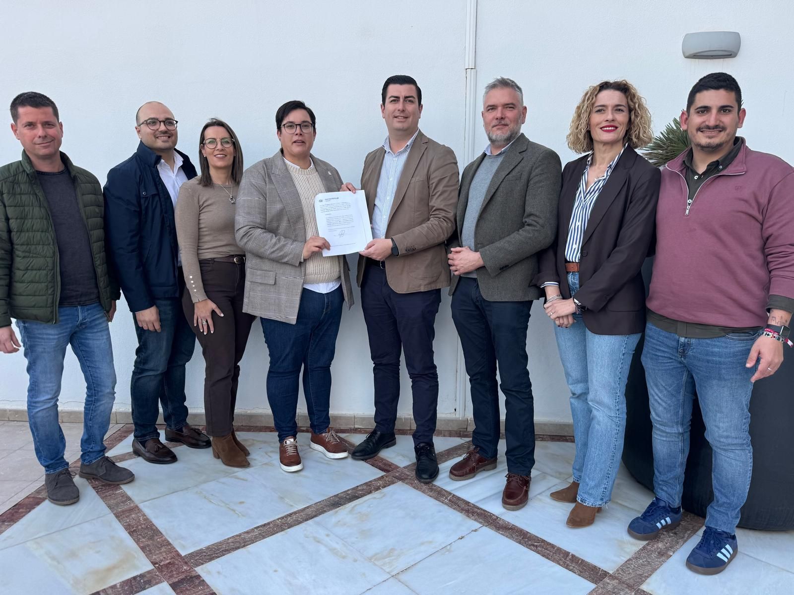 El actual alcalde de Níjar junto a su equipo.