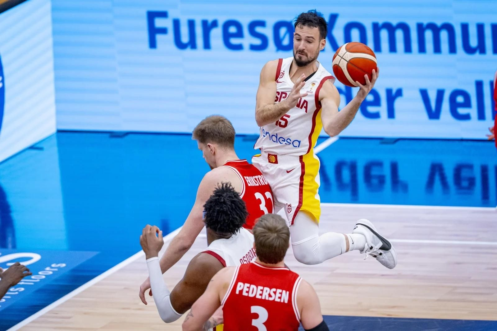 Lluís Costa en el aire trata de asistir a Osobor.