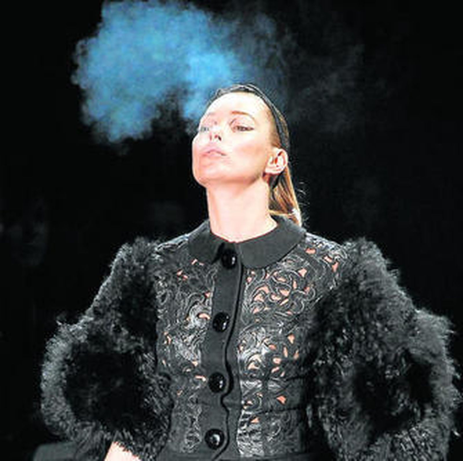 Louis Vuitton cierra su desfile parisino con Kate Moss