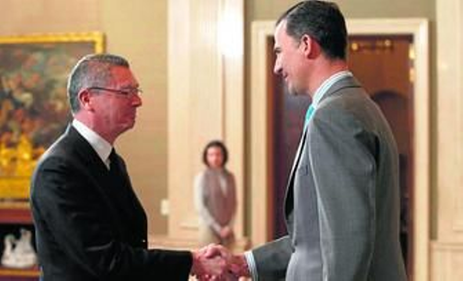 Ruiz-Gallardón saluda al Príncipe de Asturias ayer en La Zarzuela antes de una audiencia con los últimos abogados del Estado.