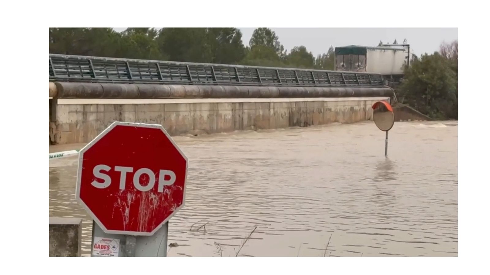 El río Guadalete gana terreno junto a la A-381 en Jerez