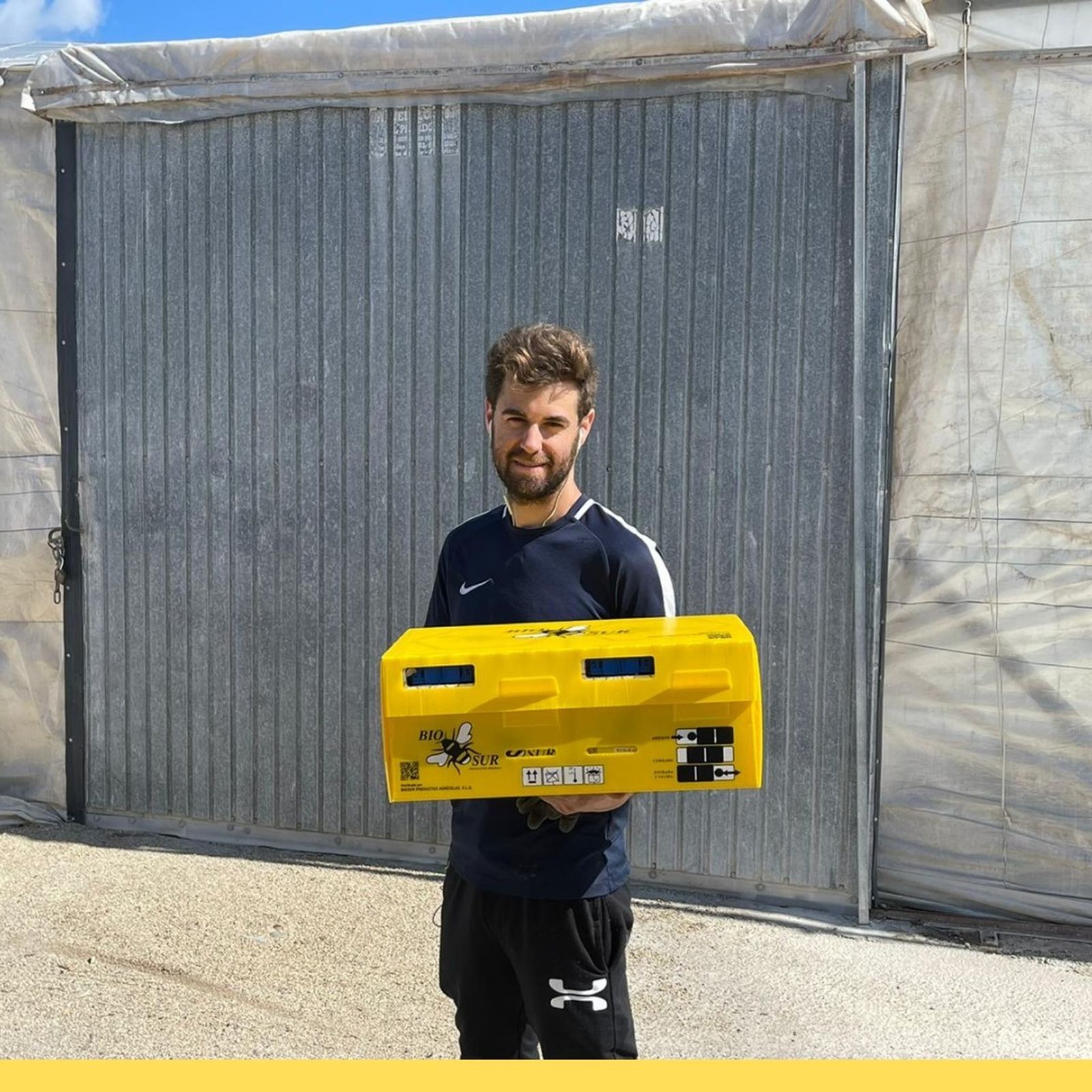 Un agricultor almeriense con productos de Biosur.