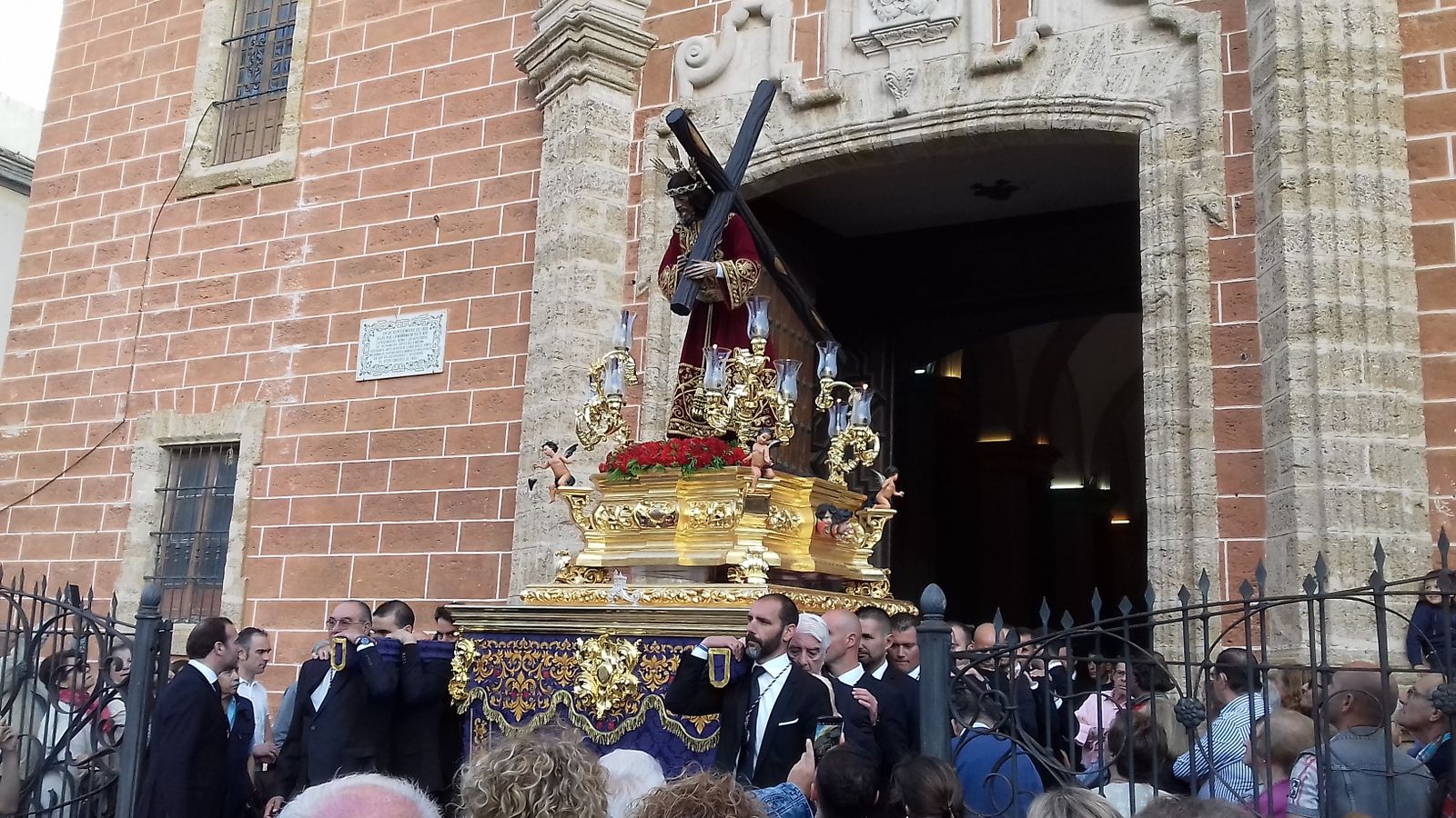 Nazareno sale de la Iglesia Mayor Parroquial