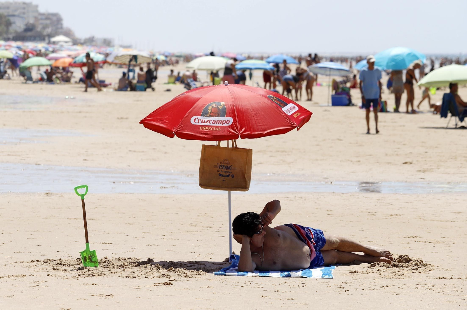 Imágenes de la playa de Matalascañas en un domingo caluroso