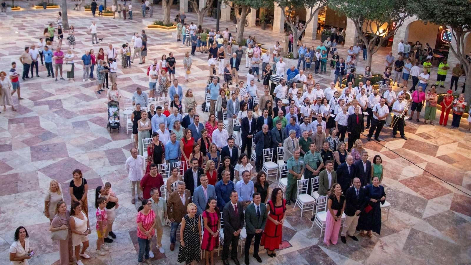 Almerienses en la Plaza Vieja.