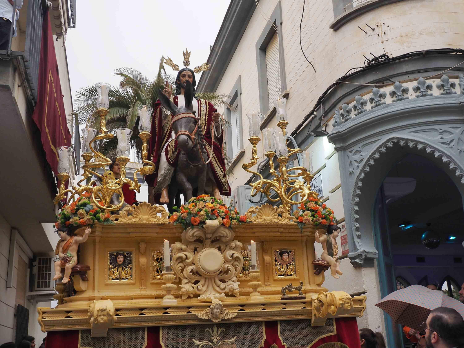 Las mejores imágenes de 'La Mulita' en Isla Cristina, única procesión en la tarde del Domingo de Ramos en la costa onubense