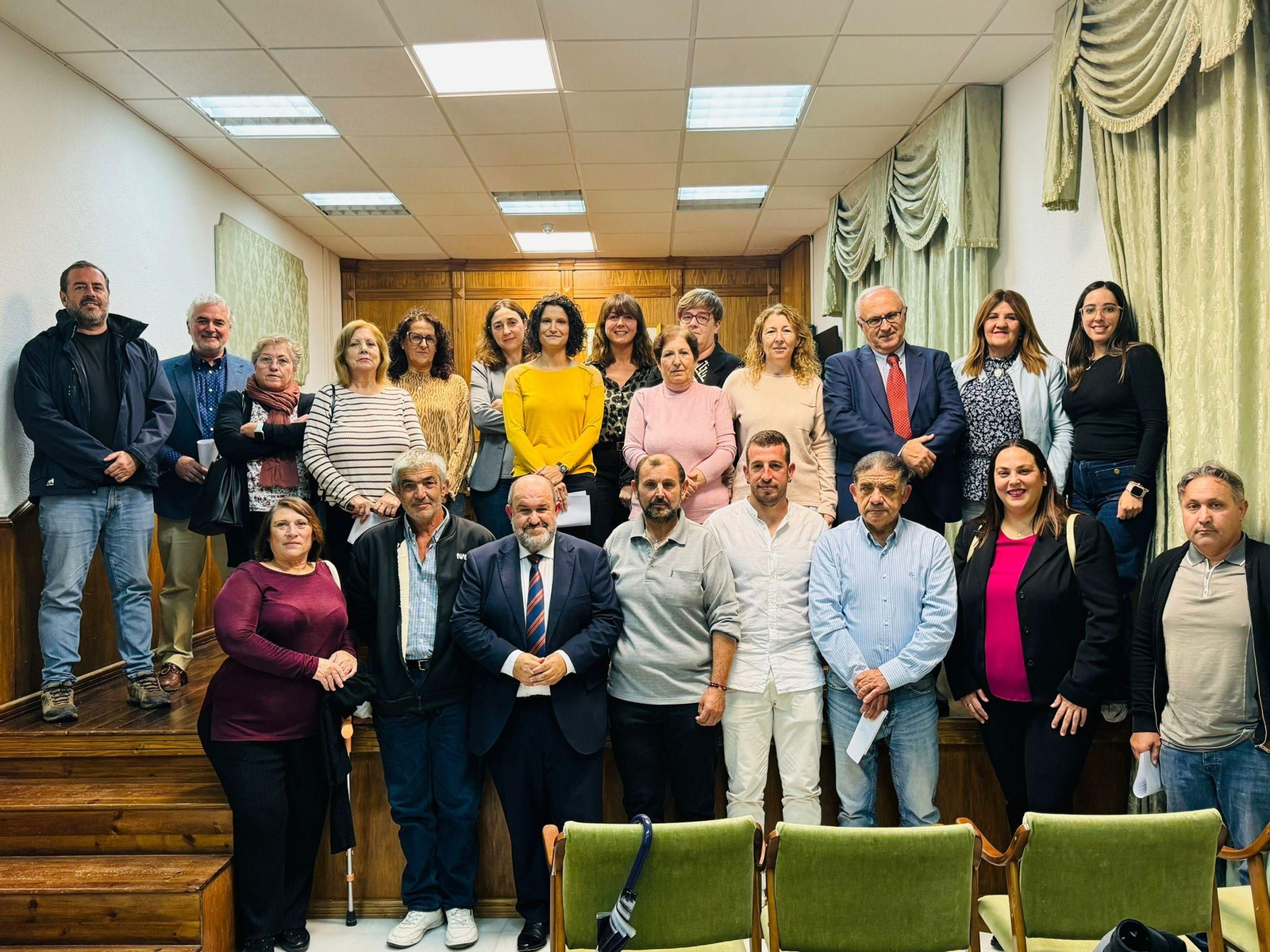 Los nuevos trabajadores municipales junto al alcalde.