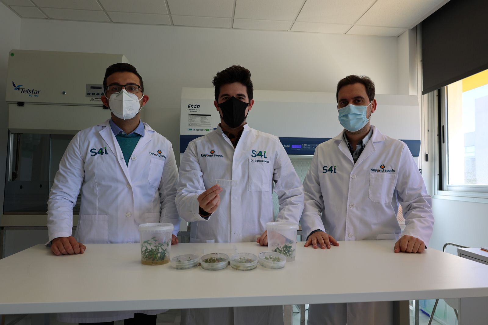 De izquierda a derecha, Miguel Ángel Ruíz, ingeniero industrial responsable del proyecto en Agrointec, Edgar García-Fortea, responsable científico de Seeds4i, y Alfredo.