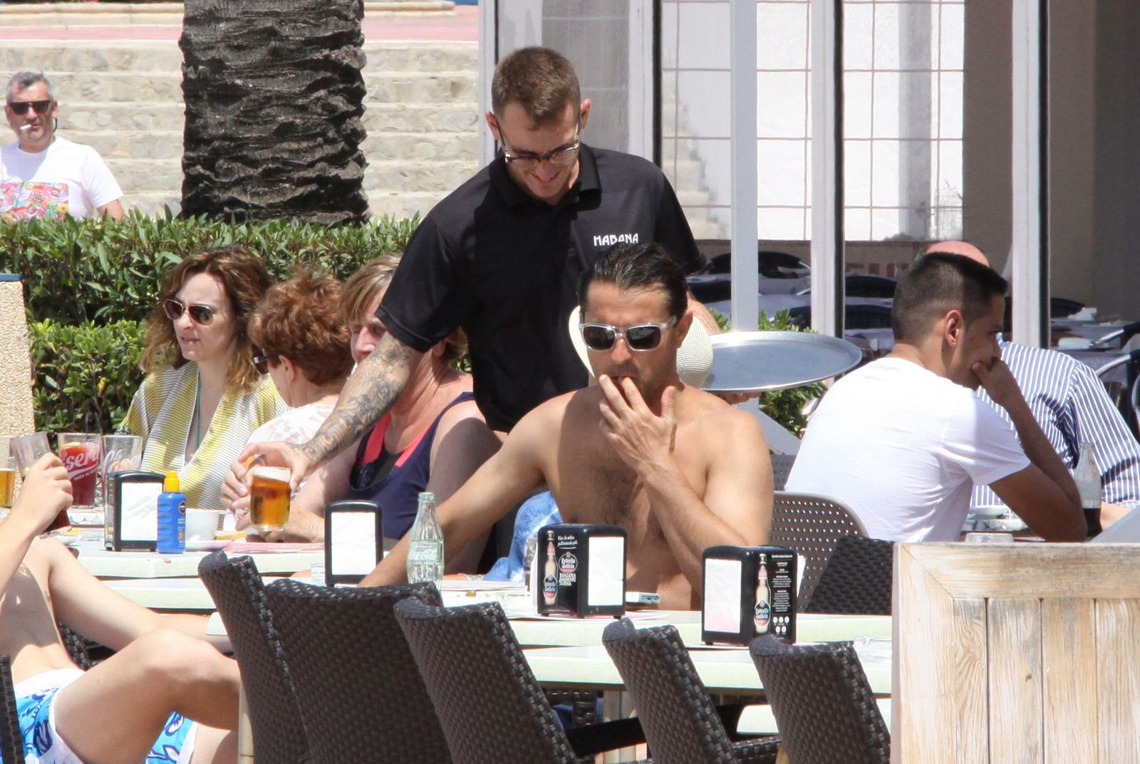 Una de las terrazas de un establecimiento hostelero en La Barrosa.