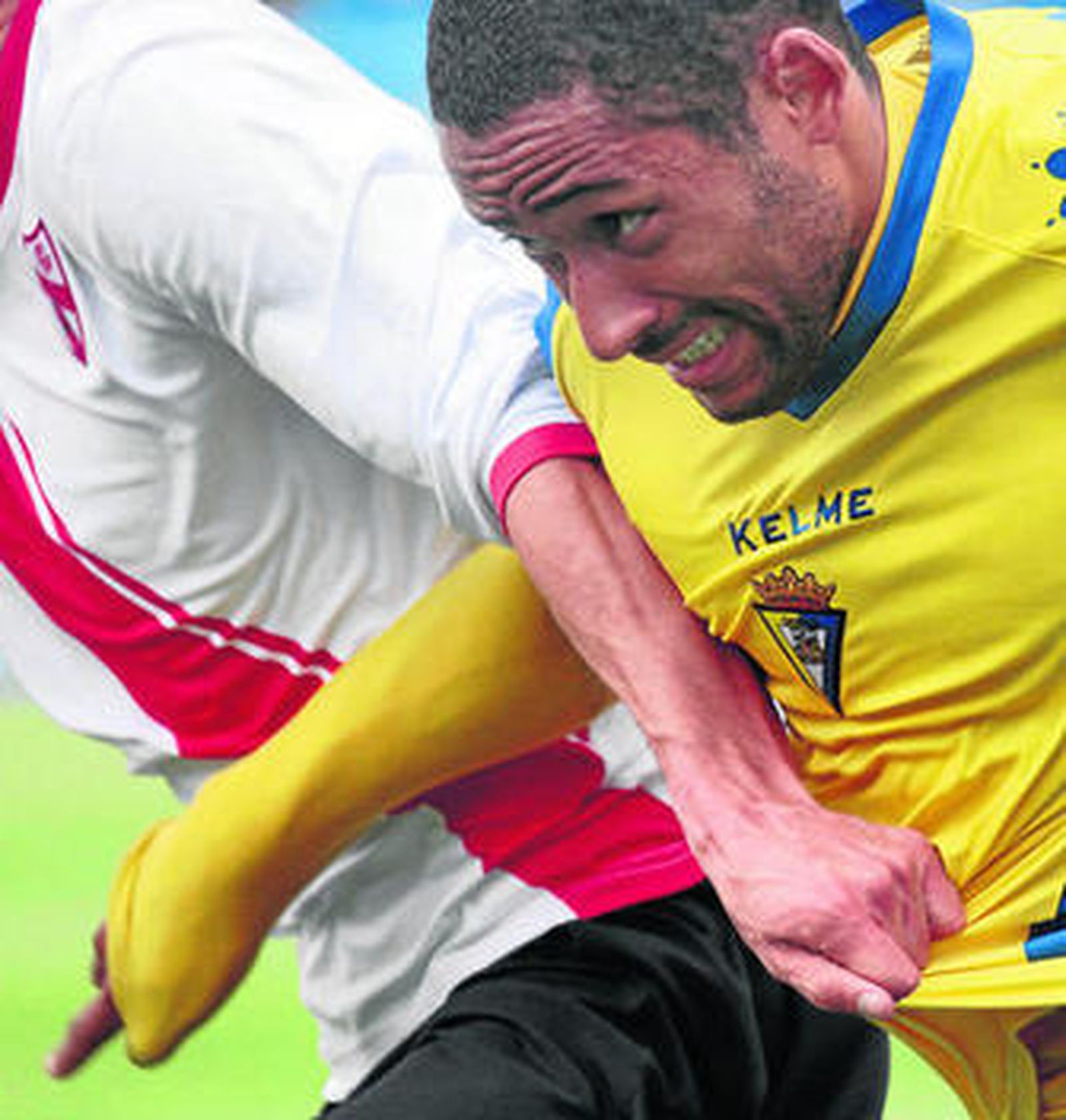 Ikechi, en plena lucha con un adversario sevillista.