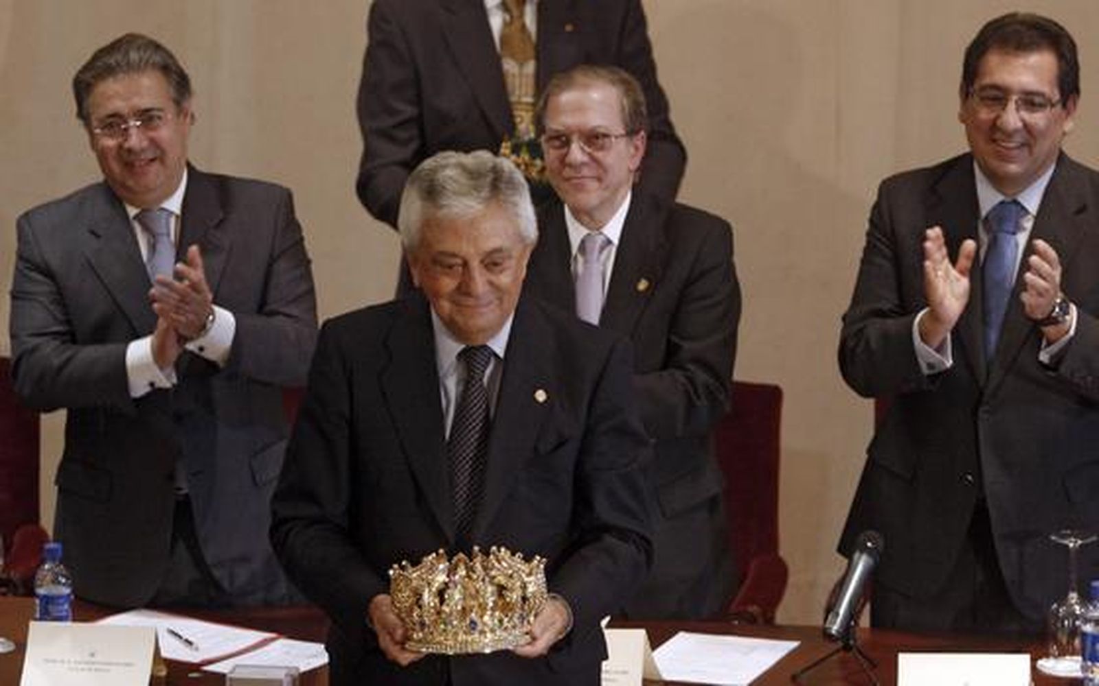 Francisco Herrero muestra su corona de Rey Gaspar.

Foto: B. Vargas