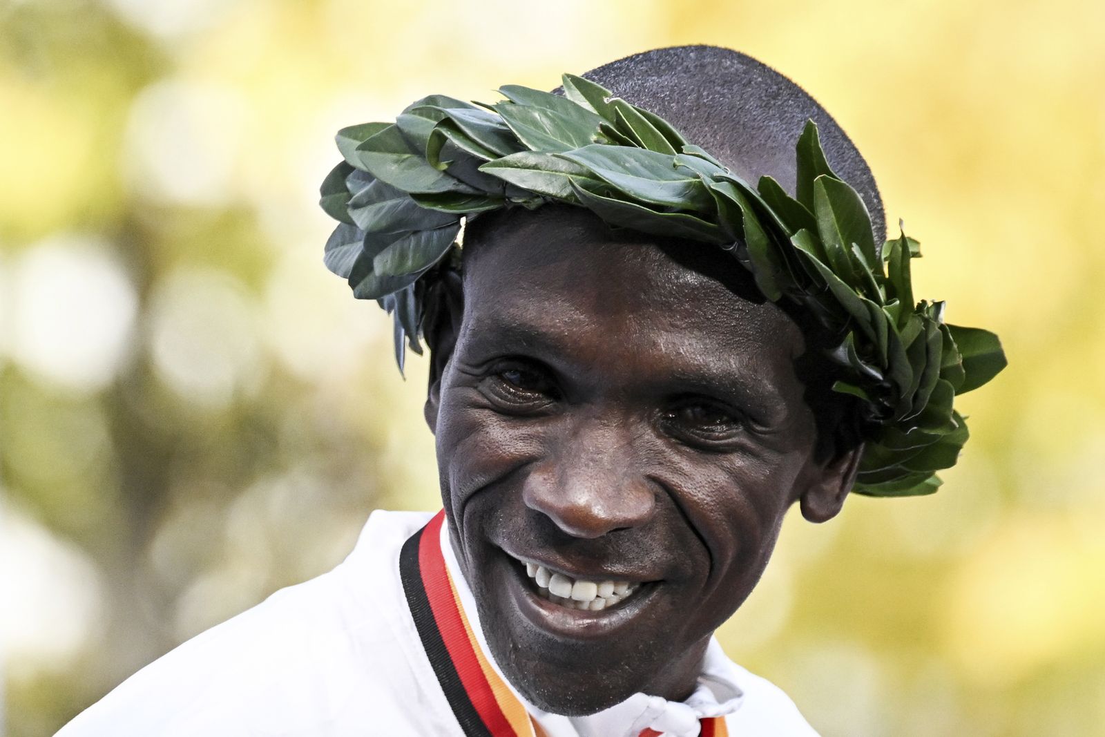 Eliud Kipchoge, con el laurel tras ganar el Maratón de Berlín en 2022.