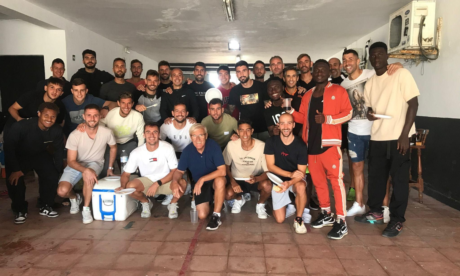 Jugadores y técnicos de la Balona, en los bajos del estadio durante la barbacoa