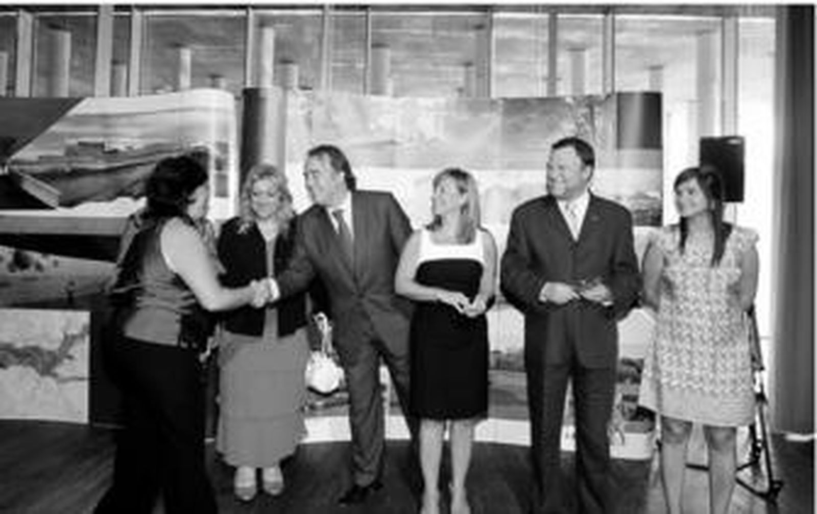 Pérez saluda a Canca ante la mirada de Gutiérrez, Sánchez, Monteseirín y Becerra, ayer en la inauguración de la muestra sobre el Guadalete.