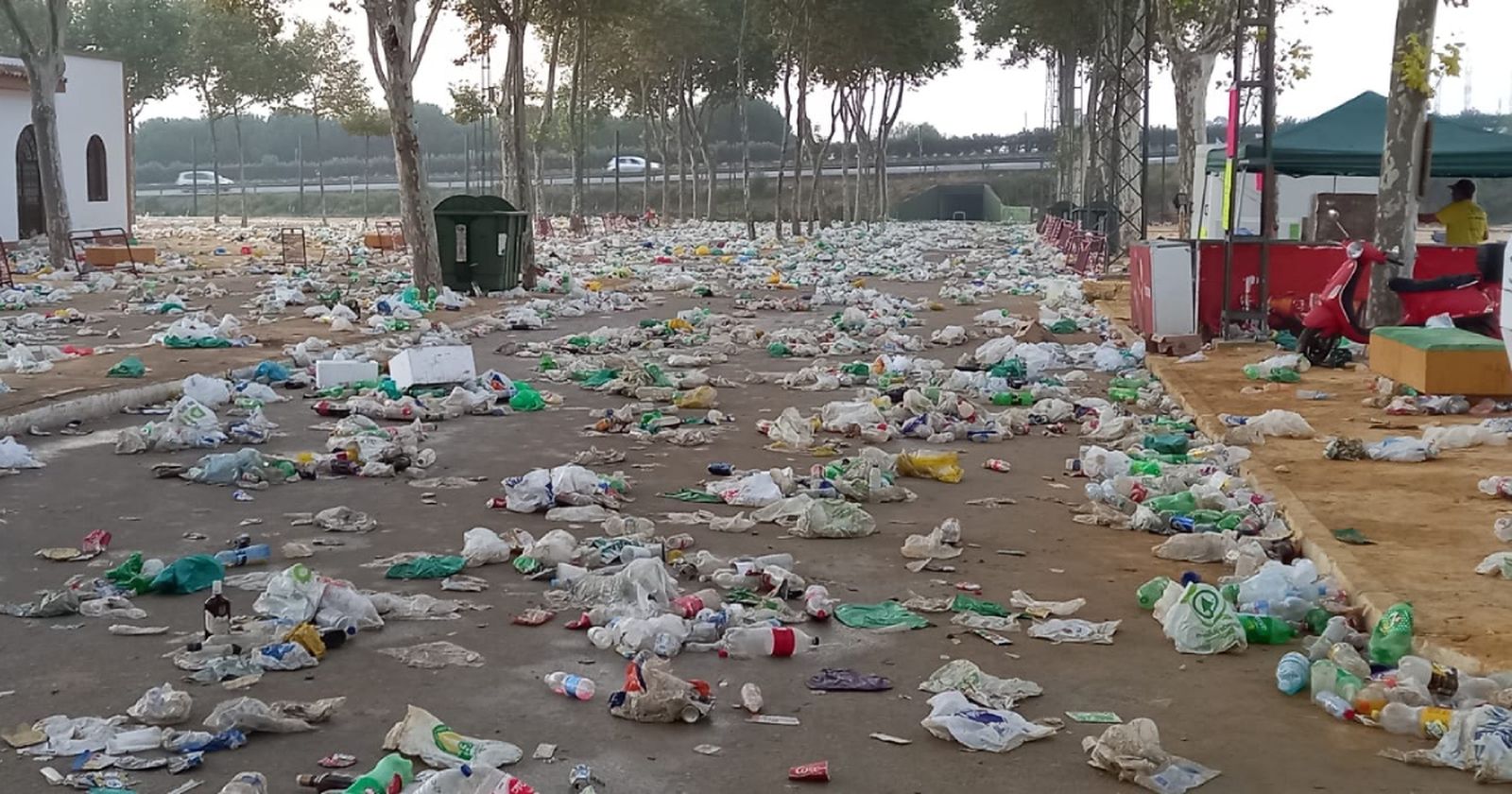 Restos de botellón en el recinto ferial portuense.
