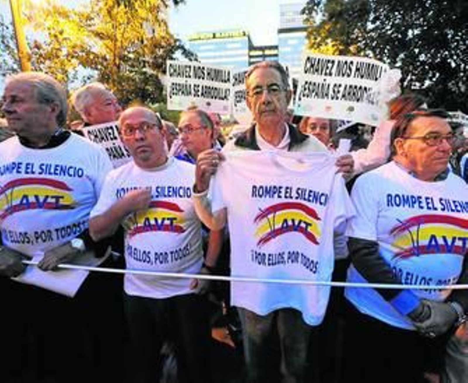 Miembros de la AVT se concentraron ayer contra Chávez frente a la Embajada venezolana en Madrid.