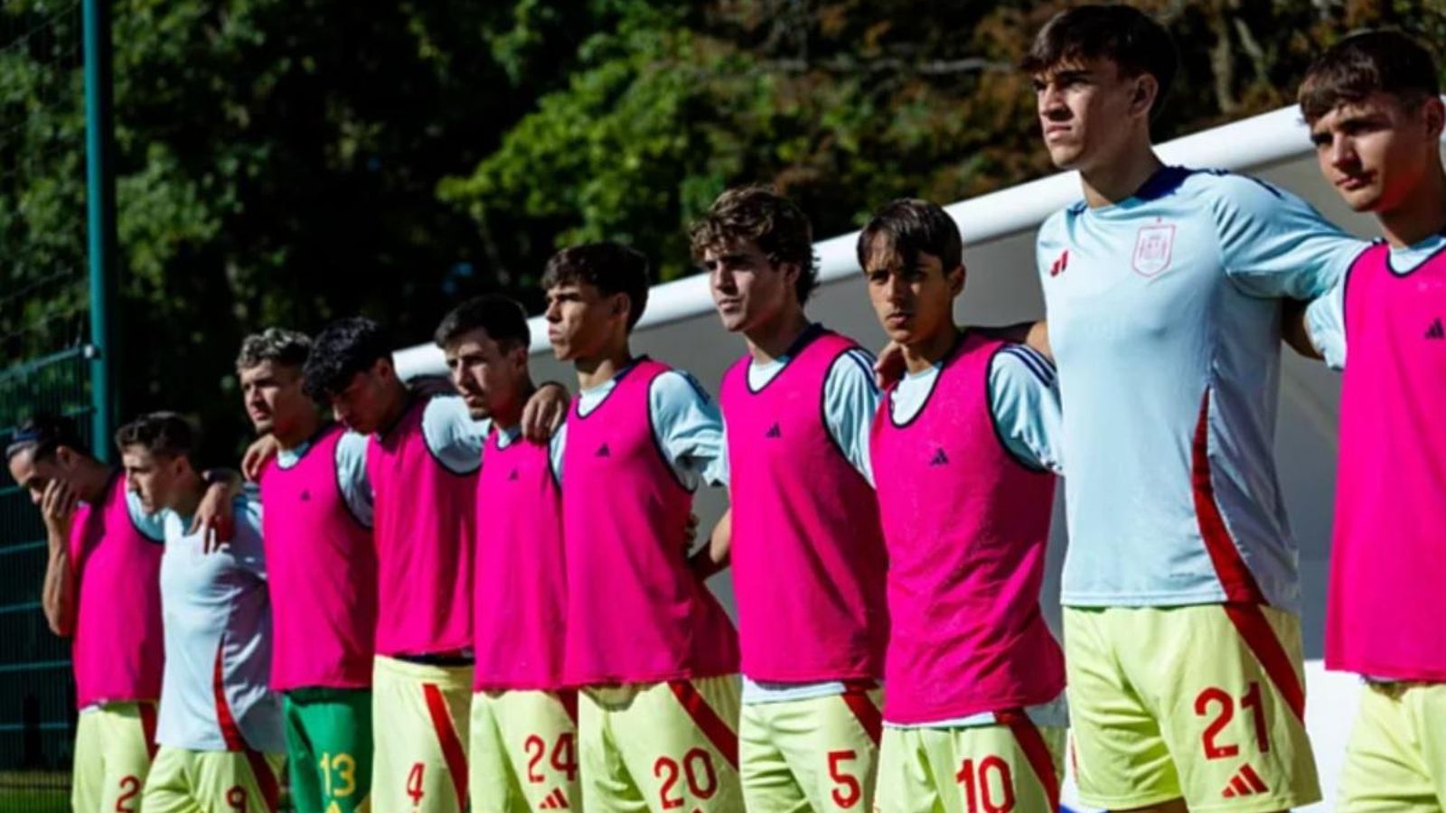 Jan Salas, en el centro de la imagen con el dorsal 20, en el banquillo de España sub 20 para el segundo amistoso ante Francia.