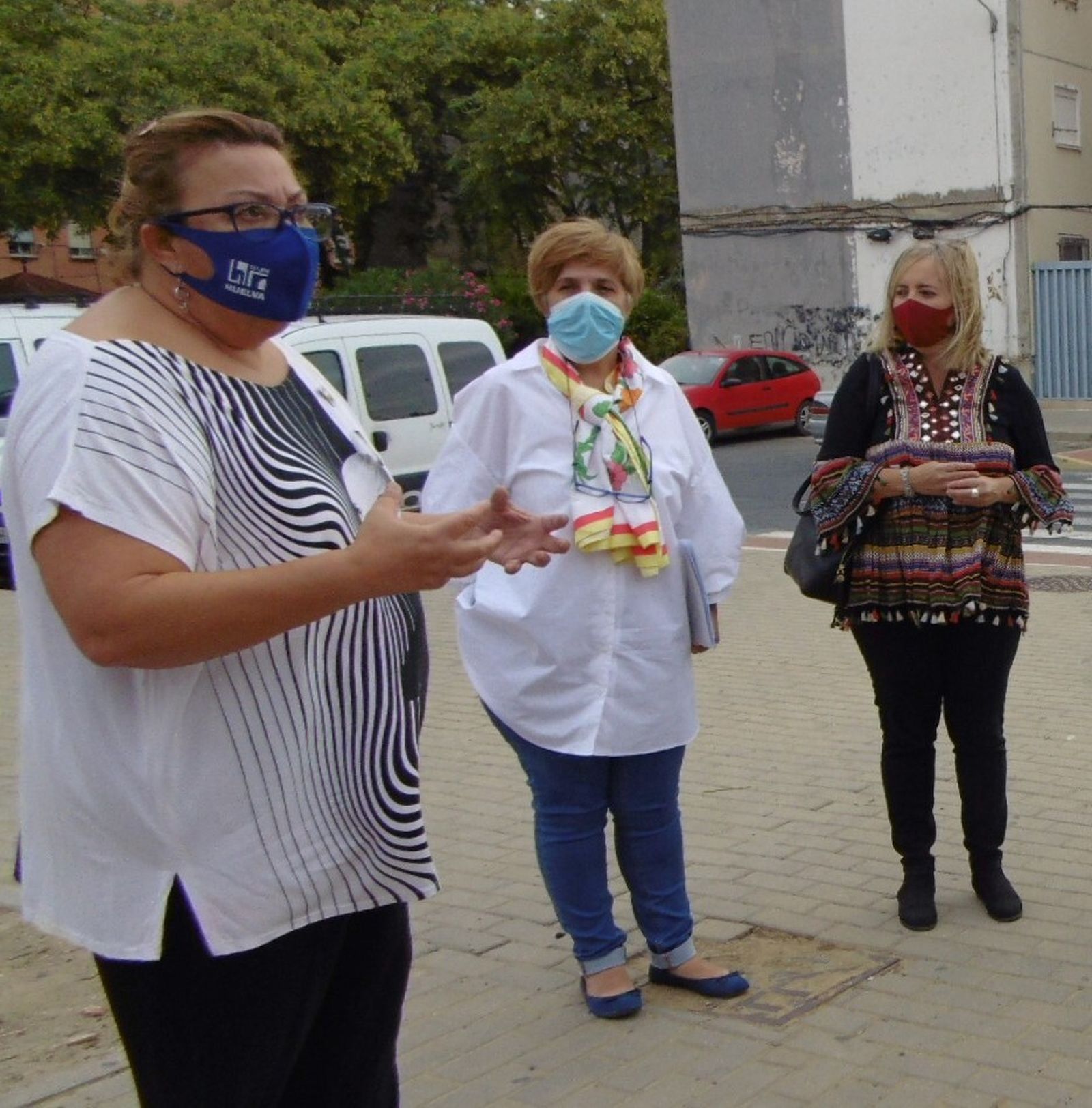 Mónica Rossi durante su visita a la barriada del El Torrejón.