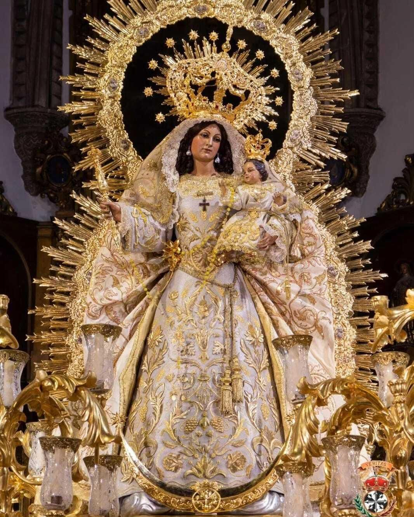 La Virgen del Rosario de San Julián, de Sevilla, con la saya bordada en Cádiz por Ramón Fernández y Jesús Savona. La Virgen del Rosario de San Julián, de Sevilla, con la saya bordada en Cádiz por Ramón Fernández y Jesús Savona.