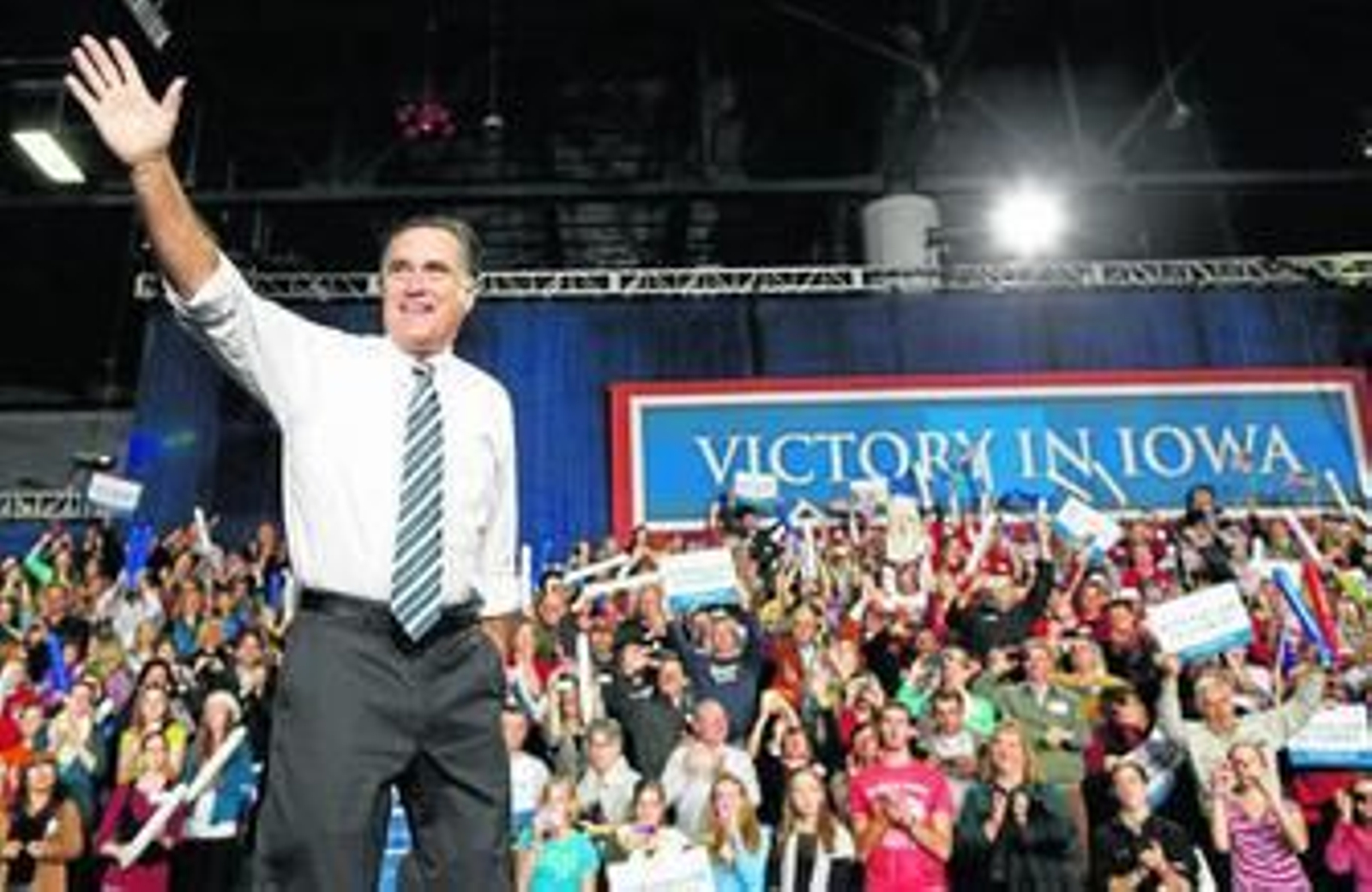 El candidato presidencial republicano, Mitt Romney, llega a un mitin en Des Moines, Iowa.