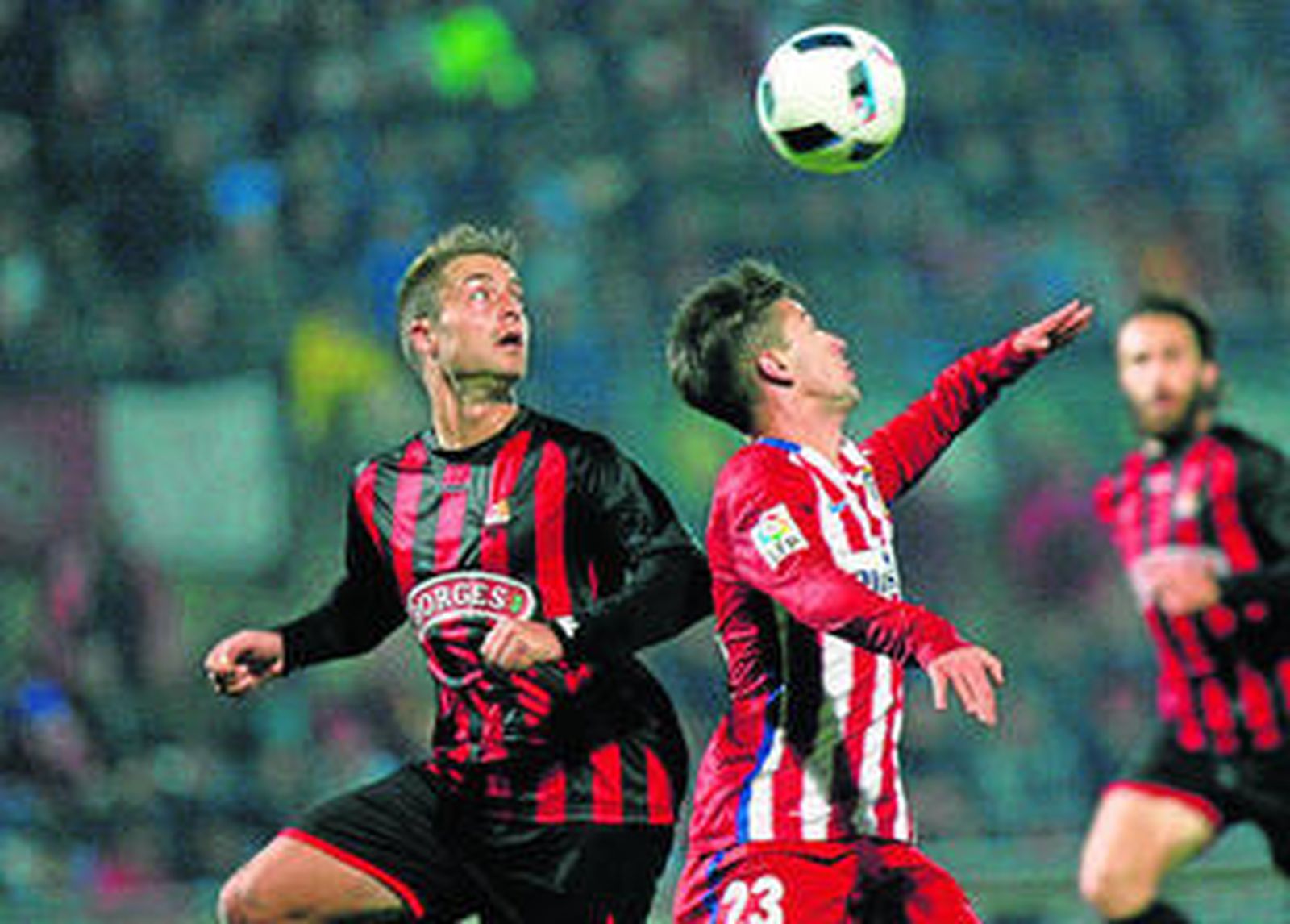 Jesús Olmo (i), uno de los pilares defensivos del Reus, pugna por el balón con Vietto durante un partido de Copa contra el Atlético de Madrid en 2015.