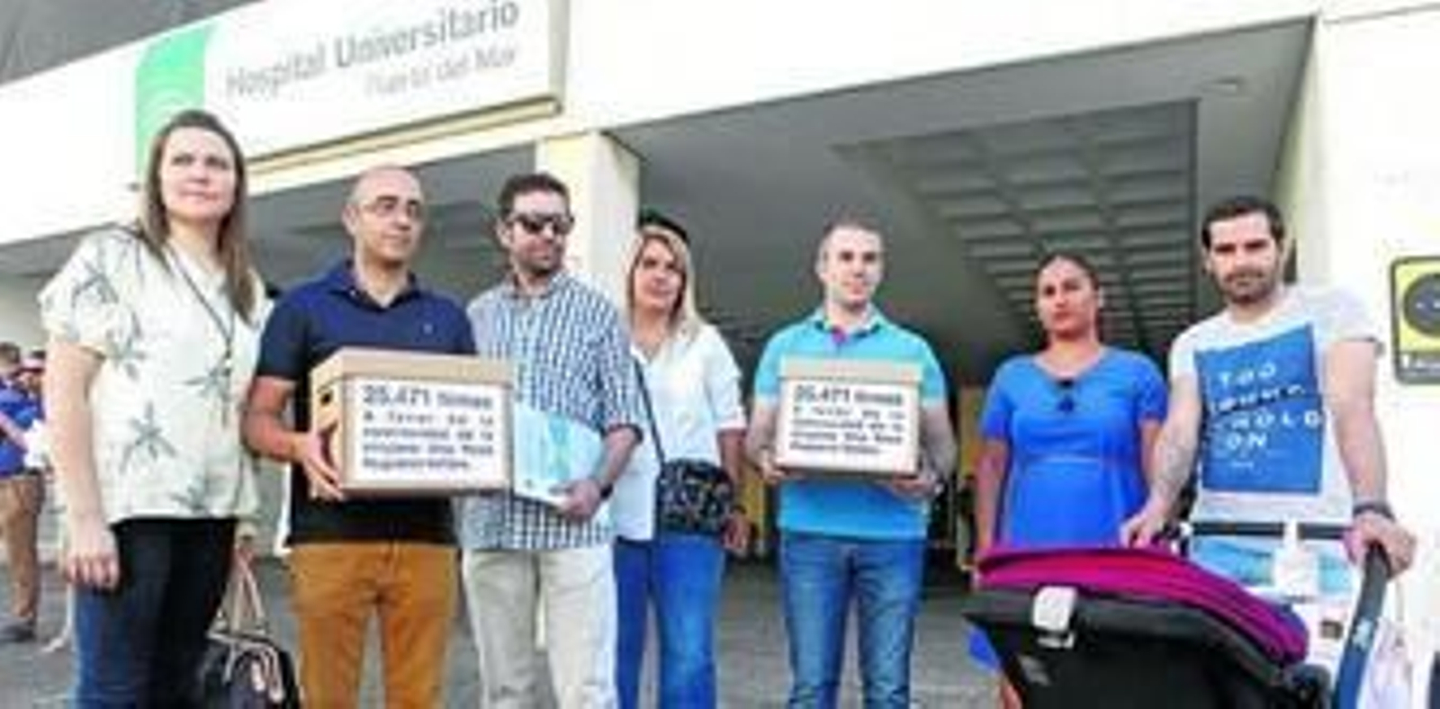 Algunos de los padres con las firmas que entregaron ayer en el Hospital Puerta del Mar.