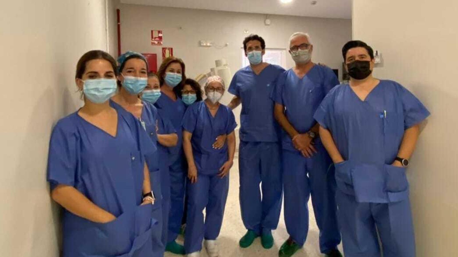 Los doctores Pedro Blasco y Francisco Rivera, acompañados del equipo de profesionales que han participado en esta cirugía innovadora.