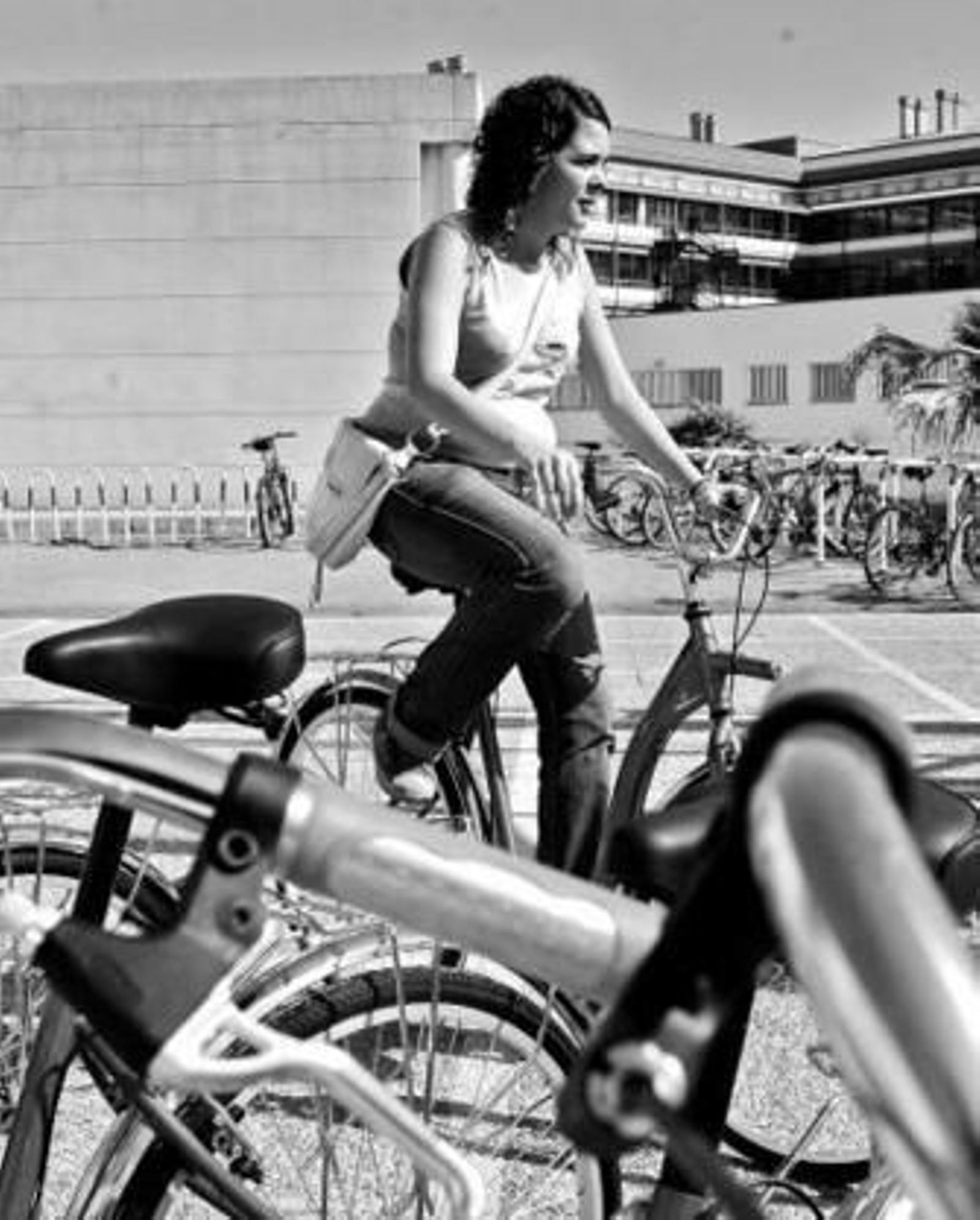 Una alumna de la UCO pasea en bicicleta por Rabanales.