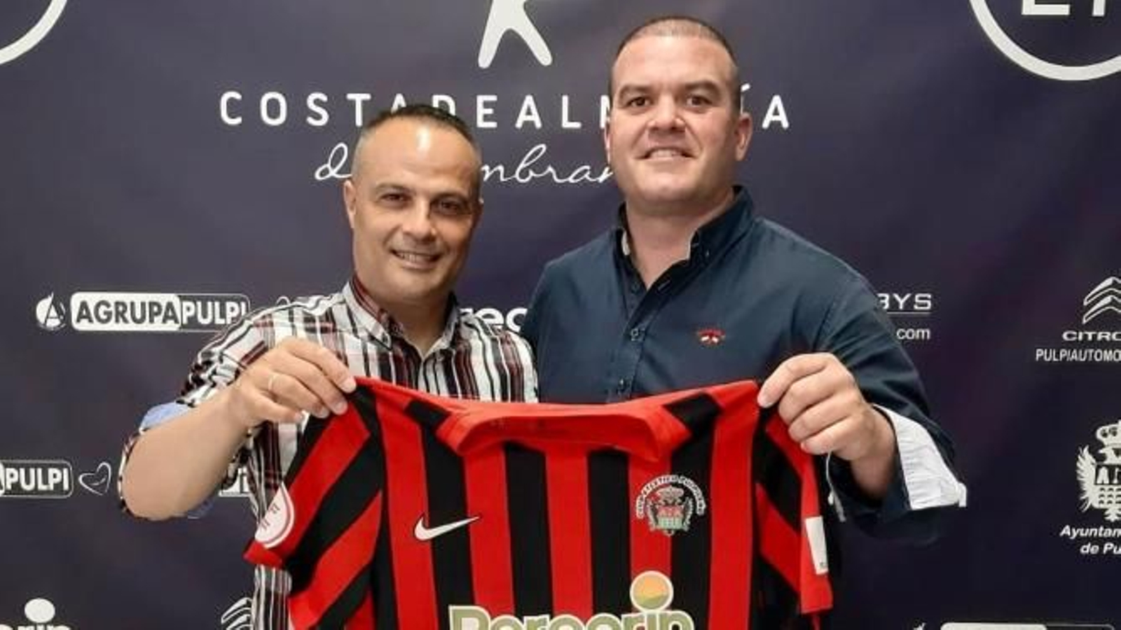 Gabi Belmonte y Mariano Muñoz posan con la camiseta del club almeriense.
