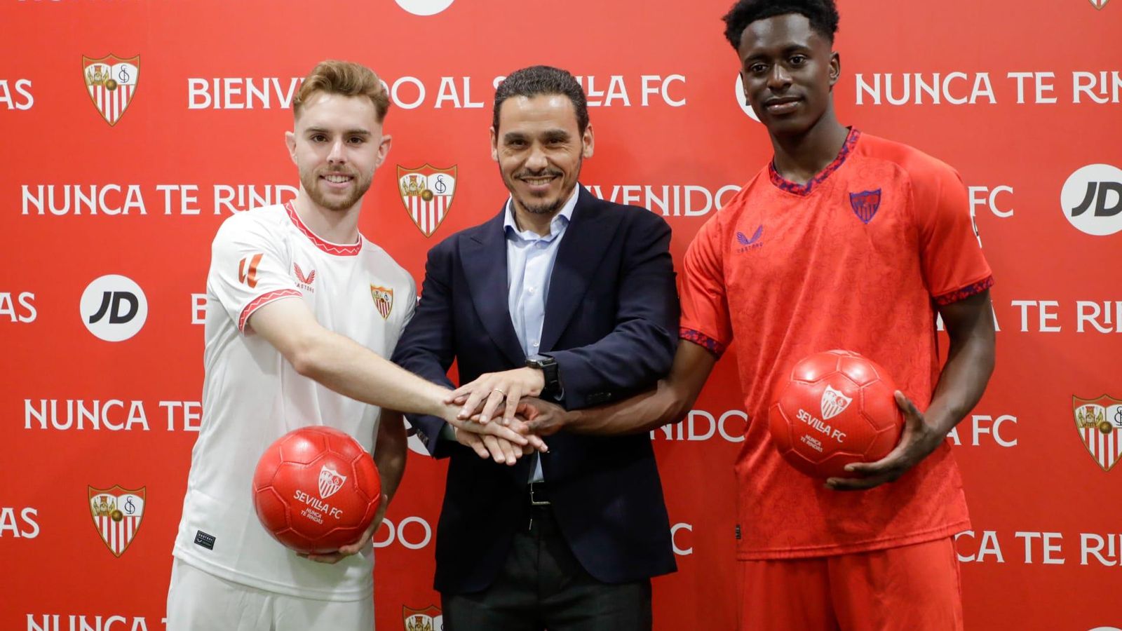 Peque y Lokonga estrechan sus manos con la del presidente del club Del Nido Carrasco.