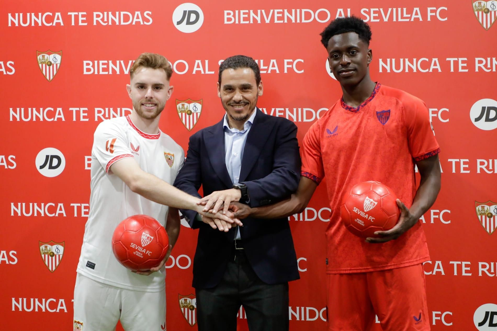 Peque y Lokonga estrechan sus manos con la del presidente del club Del Nido Carrasco.