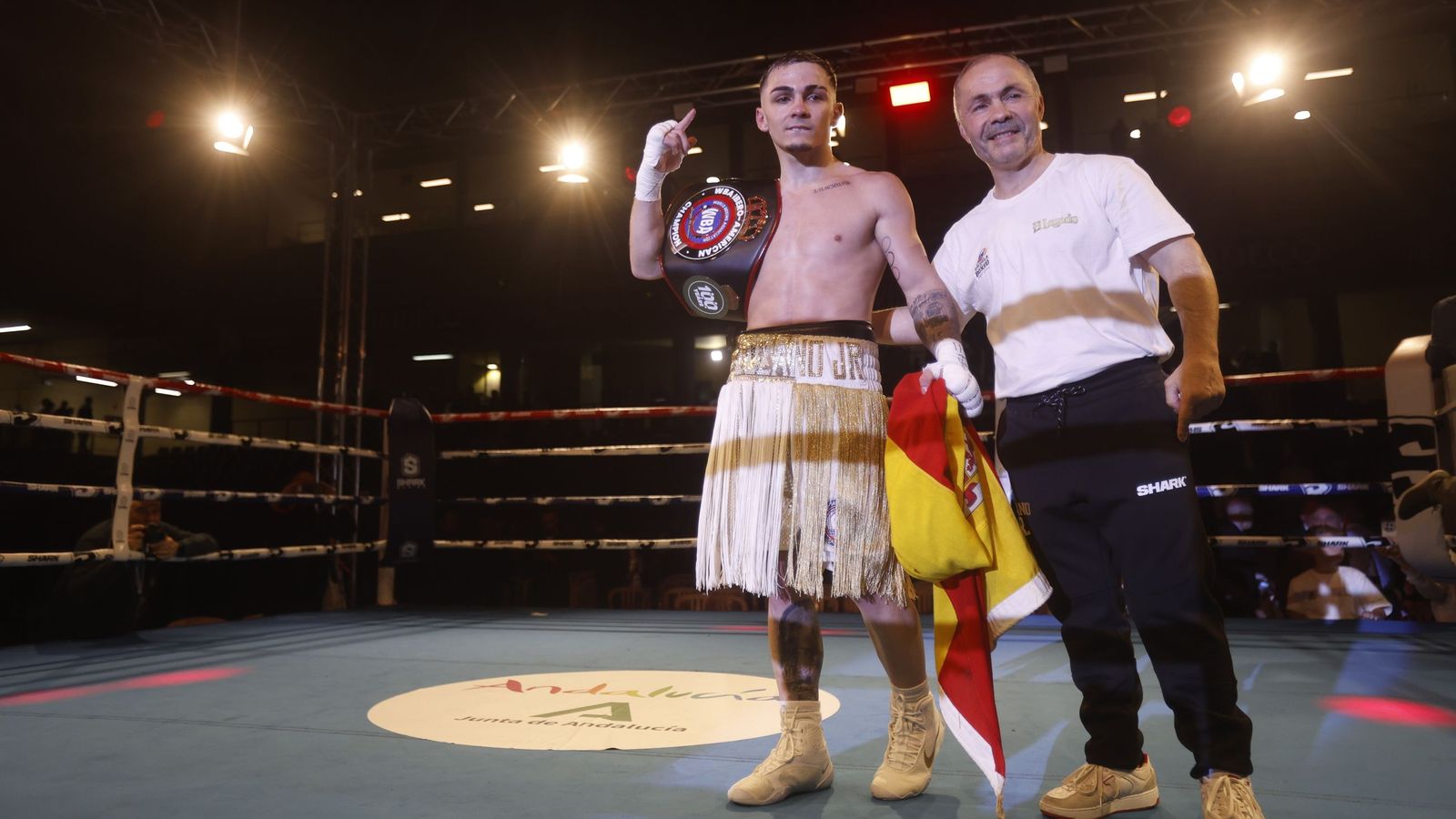 Rafa Lozano Jr, junto a su padre y entrenador, celebran la victoria en Vista Alegre.