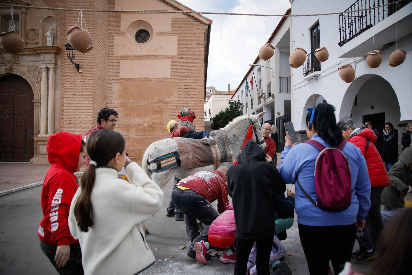 Las mejores imágenes del cierre de fiestas en Fiñana con "Las Ollas"