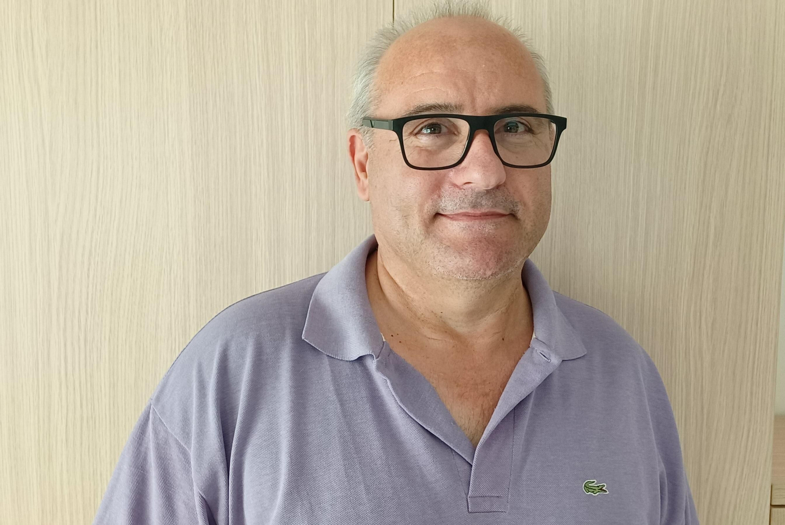 Pedro Segura Cano, artista que expone una serie de retratos.