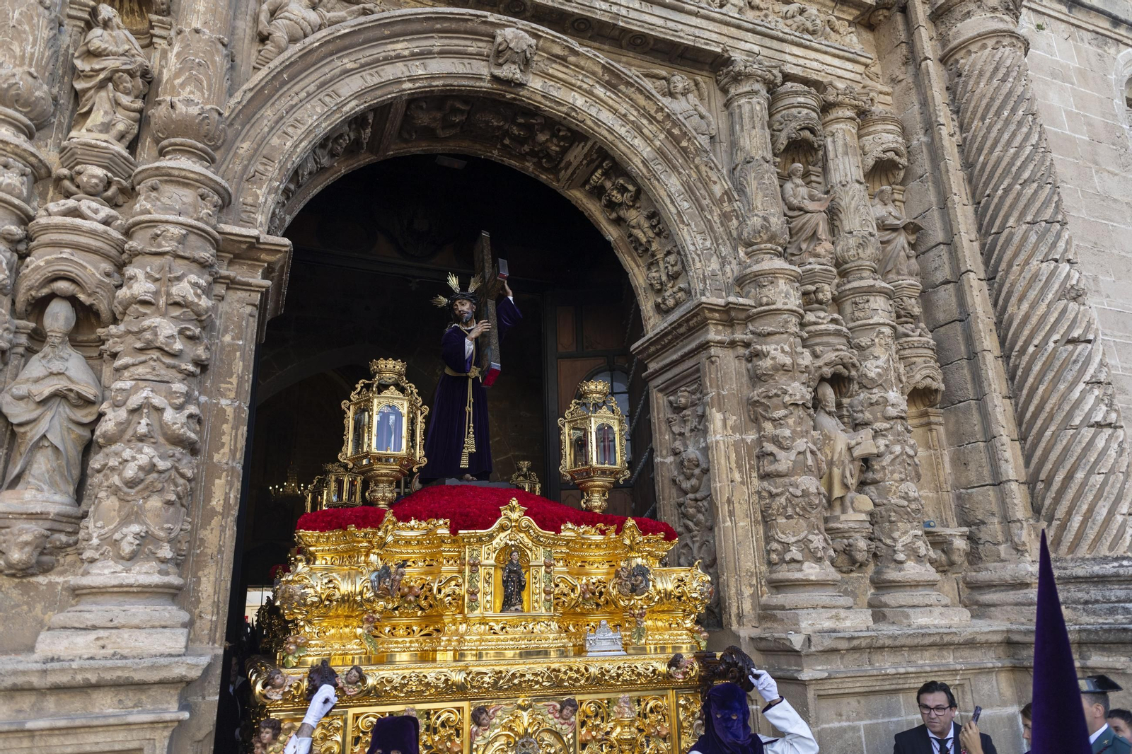 Las imágenes de la salida del Nazareno en El Puerto en la Semana Santa de 2025