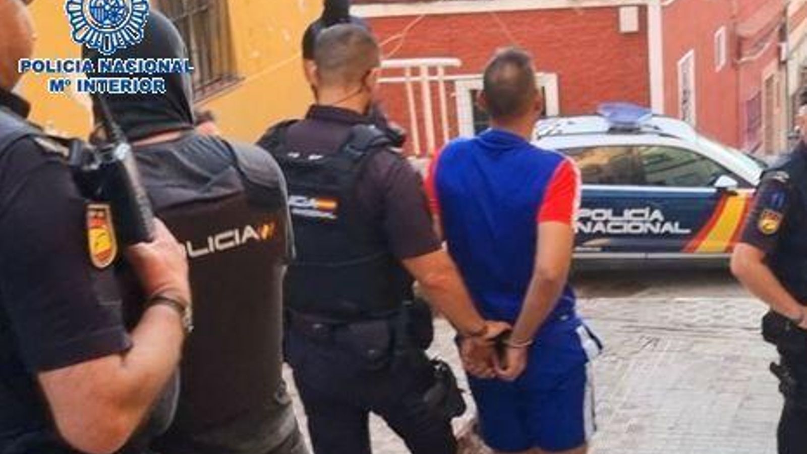 Un hombre, detenido por la Policía Nacional en la calle Burgos, en agosto de 2022.