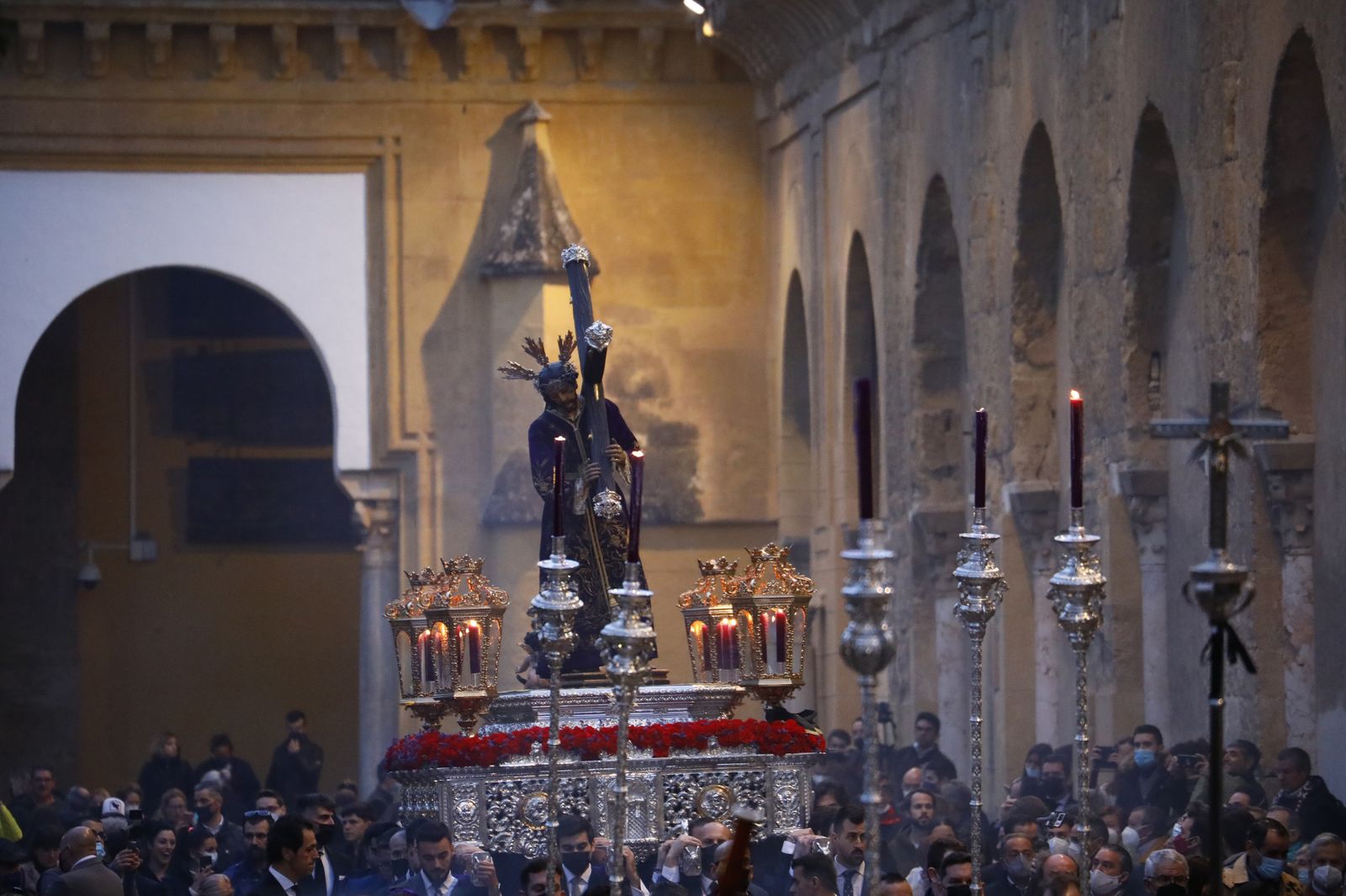 El vía crucis de las hermandades de Córdoba con el Señor del Calvario, en imágenes