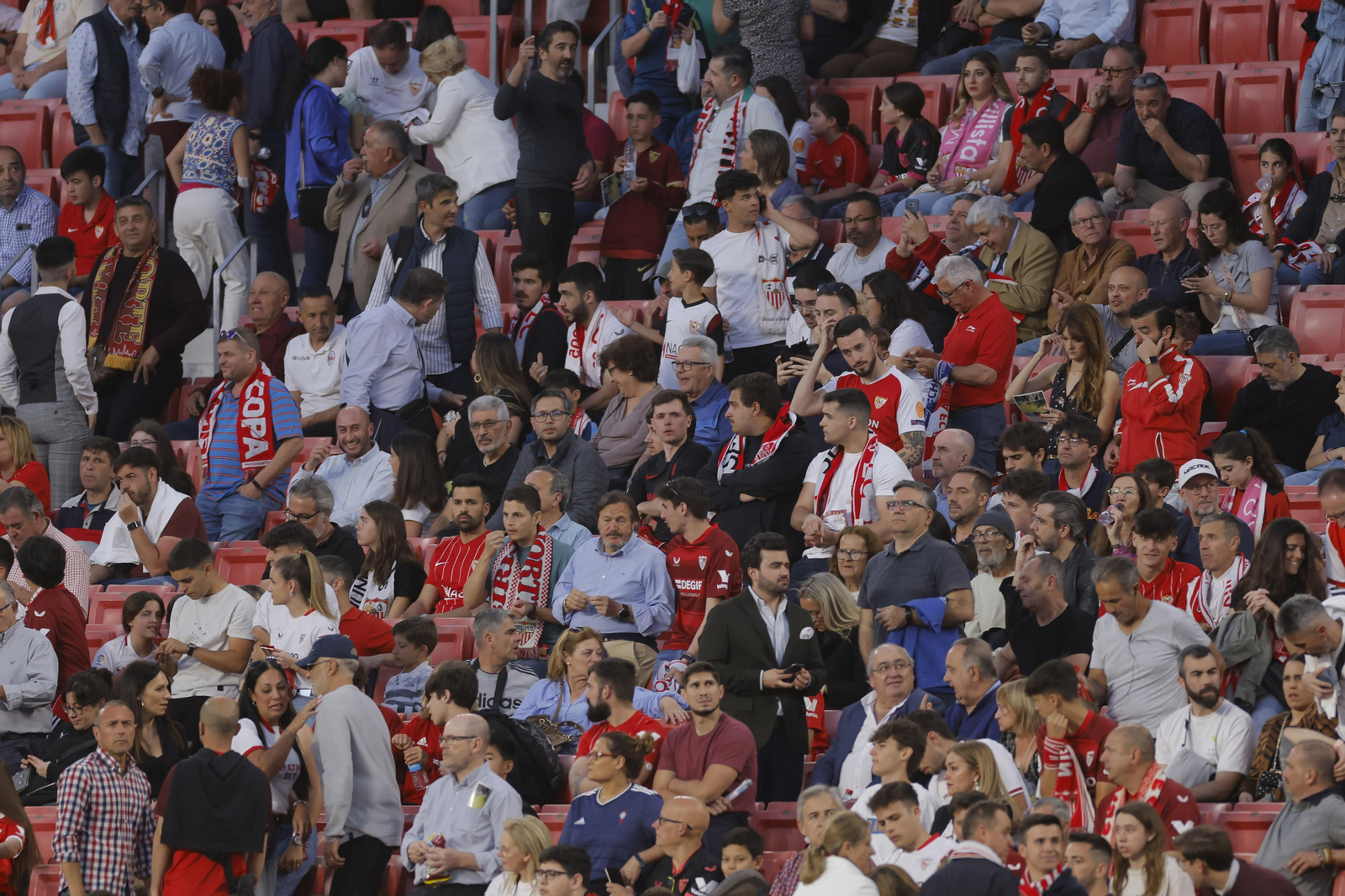 Búscate en las fotos del Sevilla-Celta