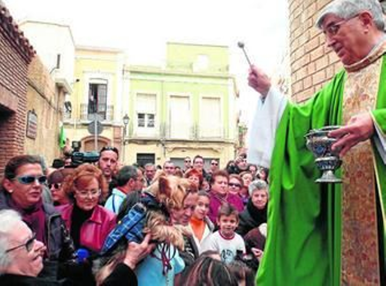 El párroco de San Juan, Carlos Fernández, se encargó de bendecir a las mascotas.