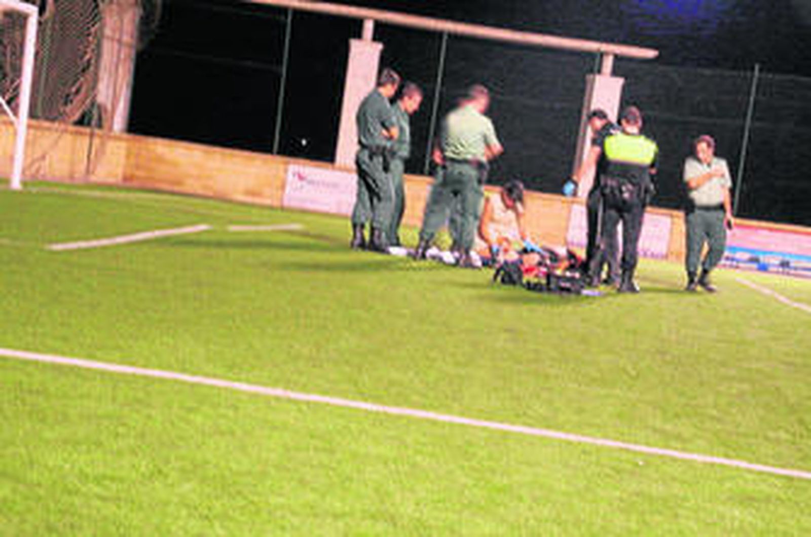 El cadáver del joven aparece tendido rodeado por la jueza y agentes de la Guardia Civil y Policía Local.