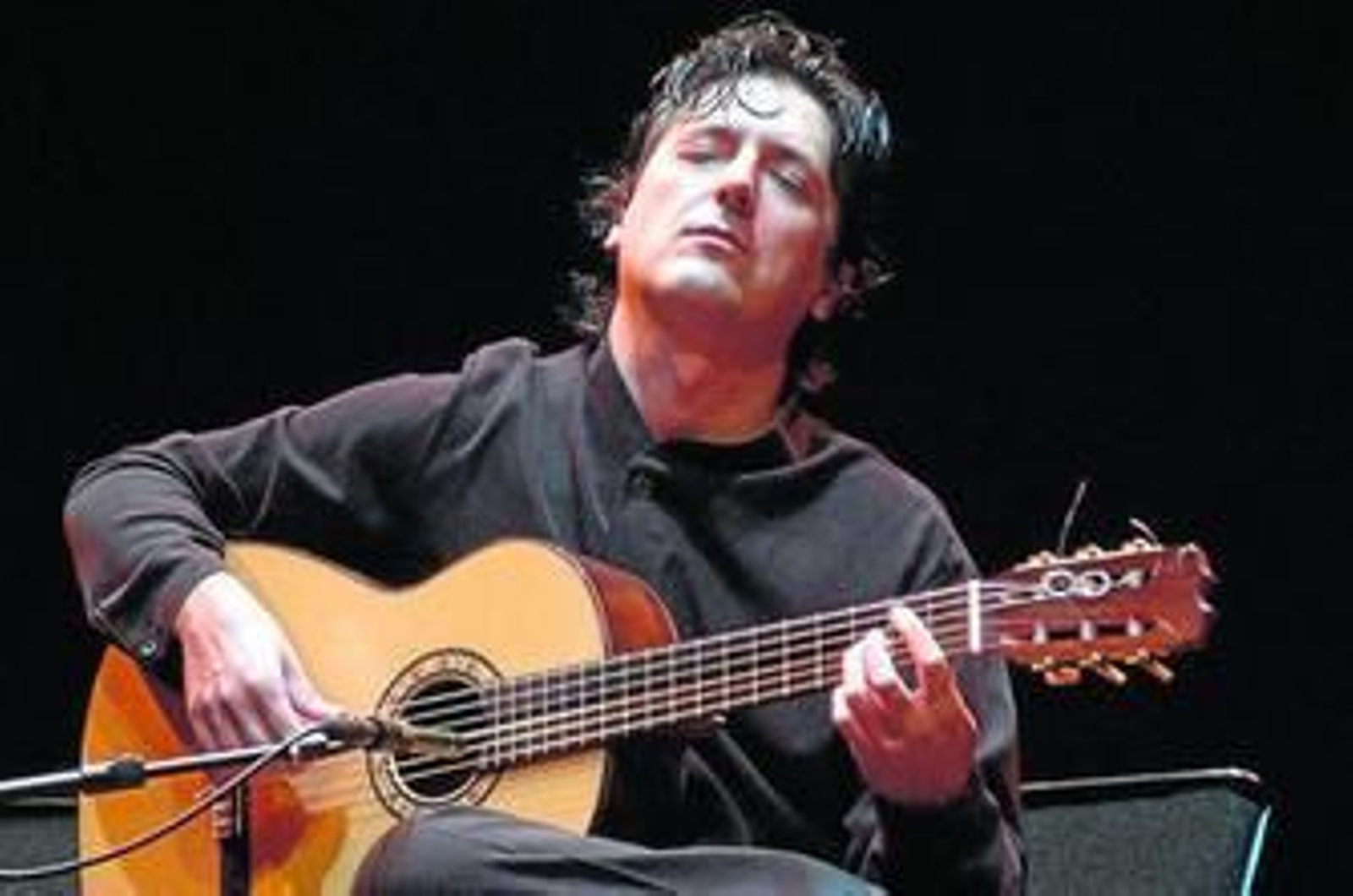 El guitarrista catalán Juan Manuel Cañizares durante un concierto en el Teatro de la Maestranza de Sevilla.