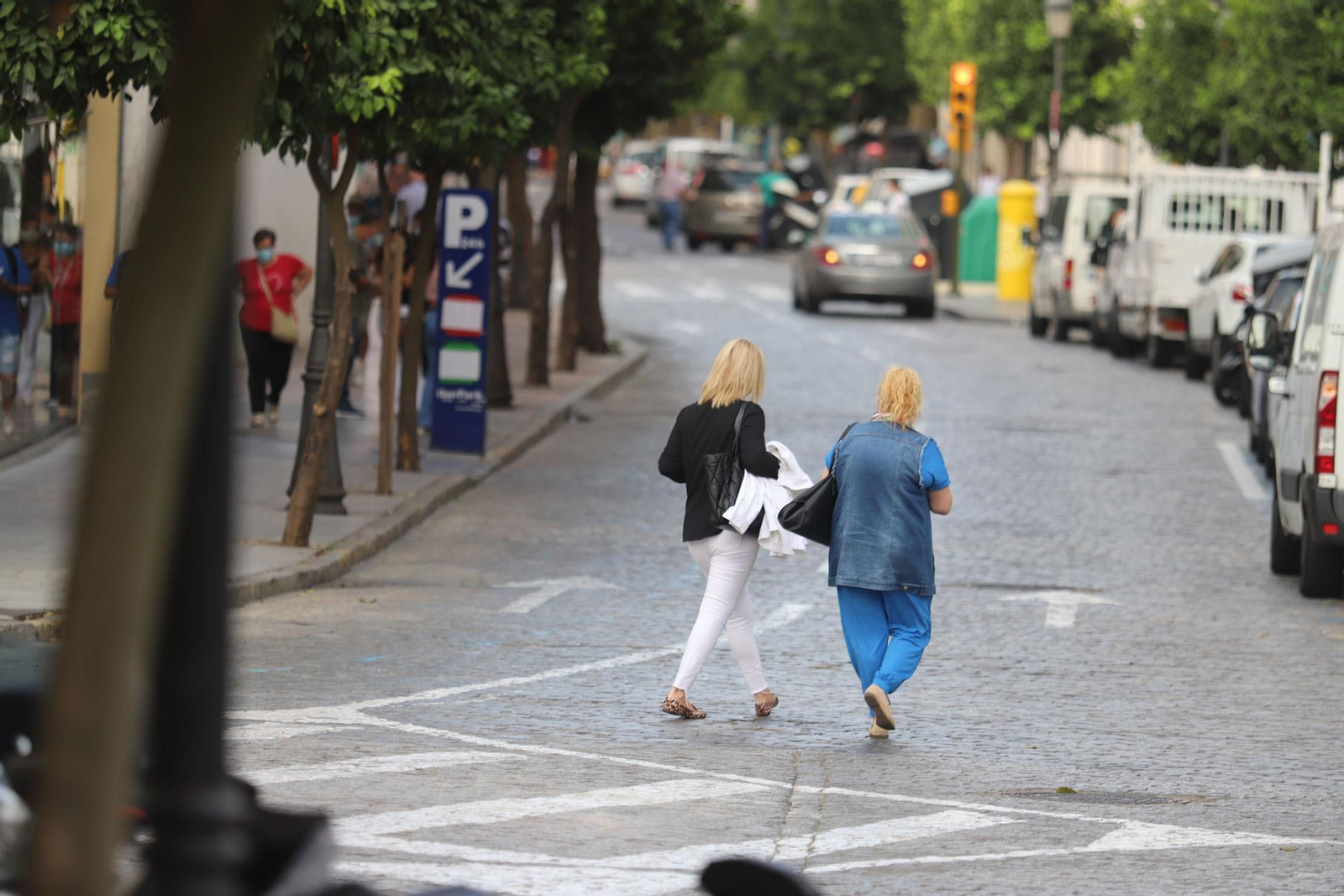 Dos personas caminan por las calles del Centro de la capital onubense durante la jornada de ayer.