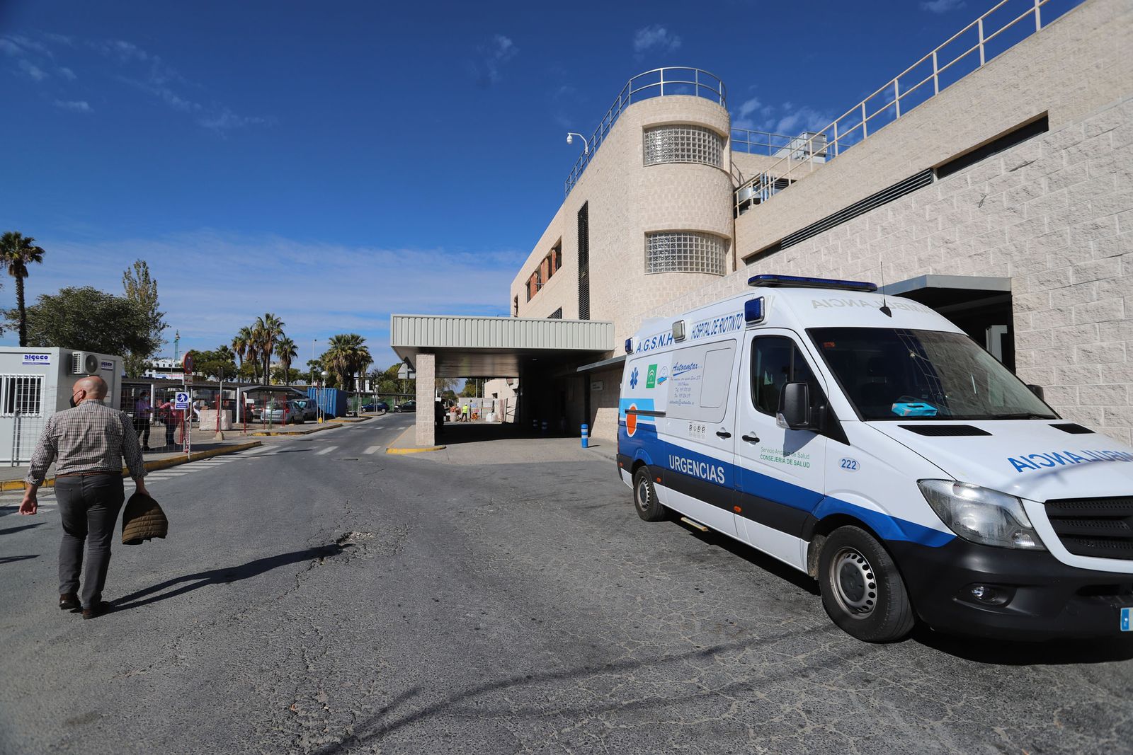 Una ambulancia ante el Hospital Juan Ramón Jiménez de Huelva.